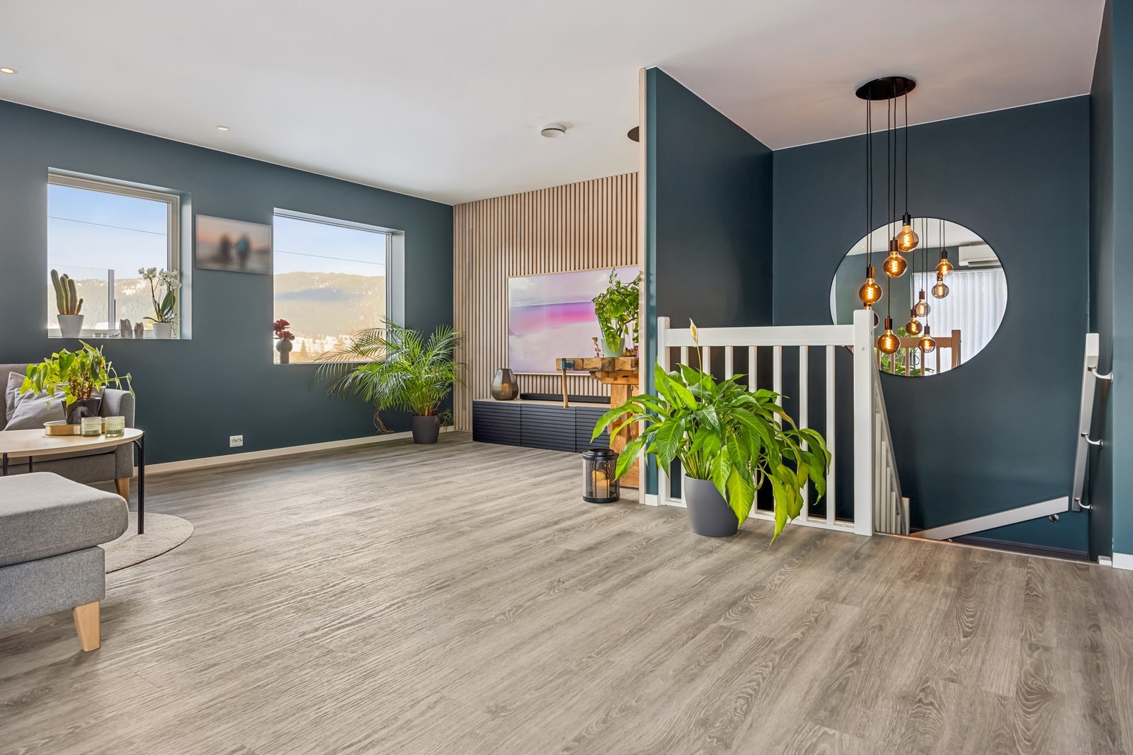 Stue i boligens 2.etg fremstår som lys og luftig Galleribilde