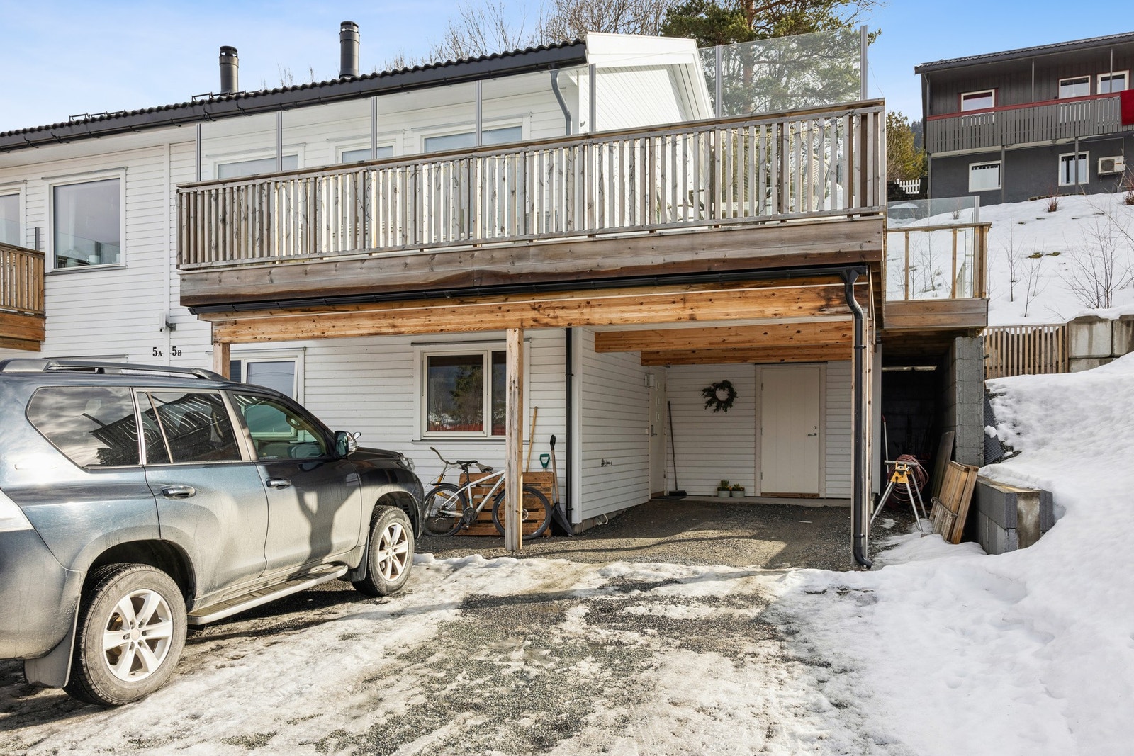 Fra carport er det adkomst til sportsbod på 5kvm. Galleribilde