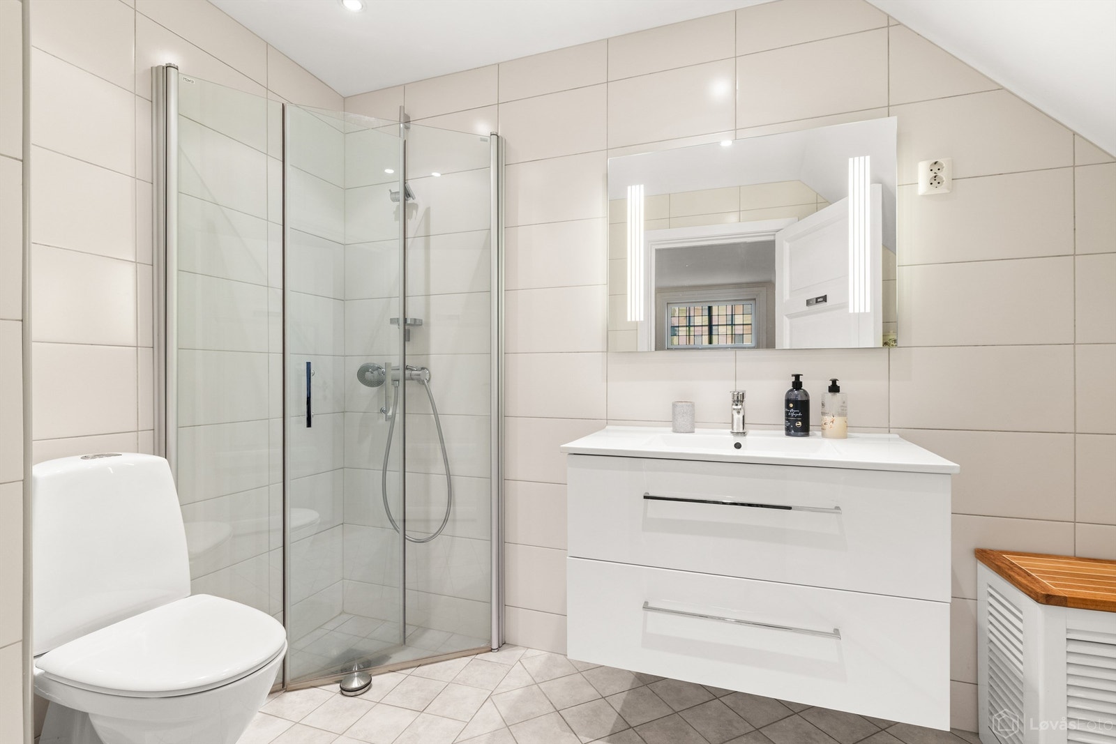Badet i andre etasje ble renovert i 2012 og har flislagt gulv med elektrisk gulvvarme. Galleribilde