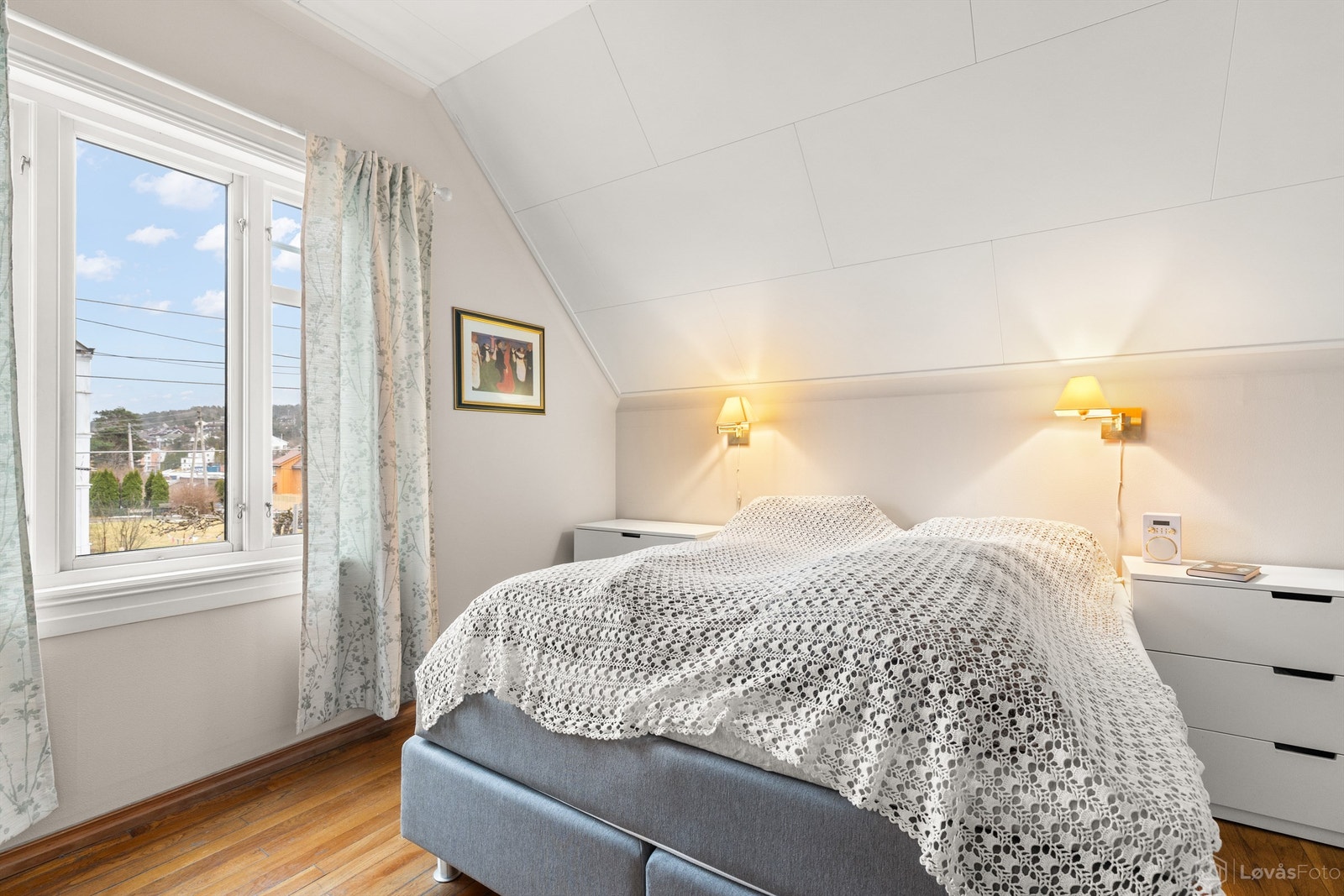 Alle soverommene har vinduer fra 2017 som slipper inn godt med dagslys. Galleribilde
