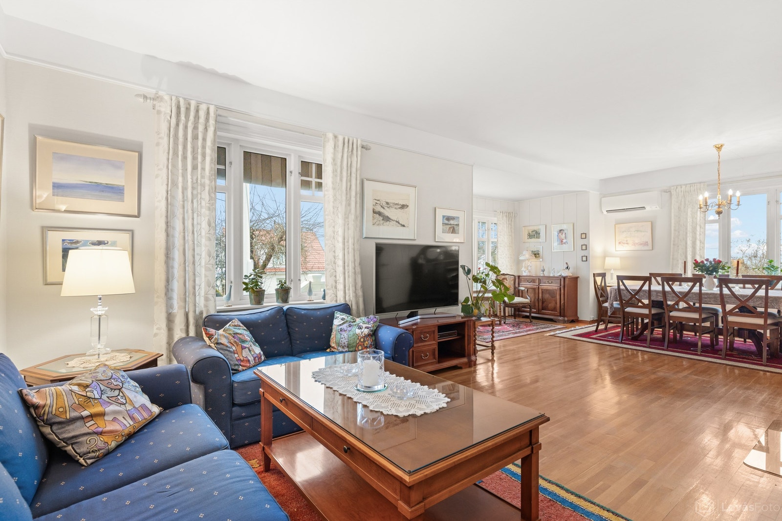 Stuen er lys og romslig, med god plass til både sofagruppe og en stor spisestue. Galleribilde