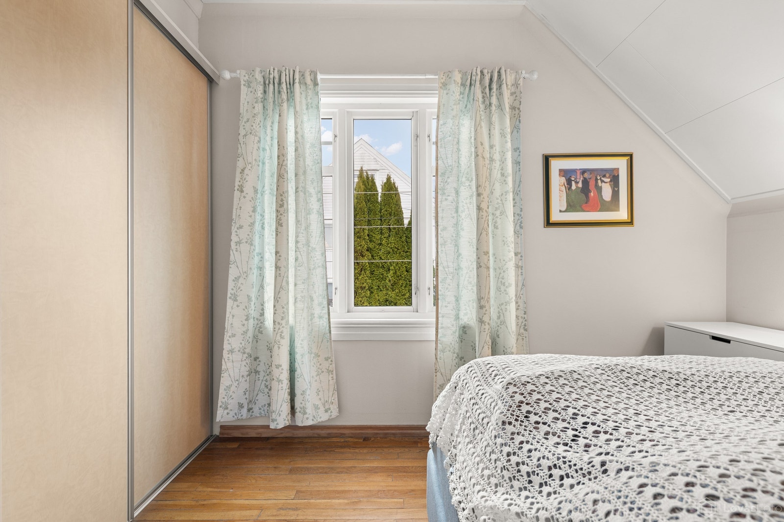 Det andre soverommet har en stor skyvedørsgarderobe for effektiv oppbevaring. Galleribilde