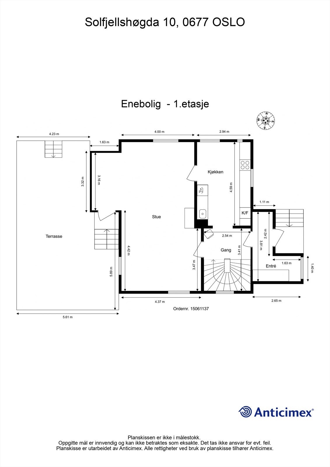 Første etasje er boligens sosiale sone, med entré, gang, kjøkken og en romslig stue med utgang til markterrassen. Galleribilde