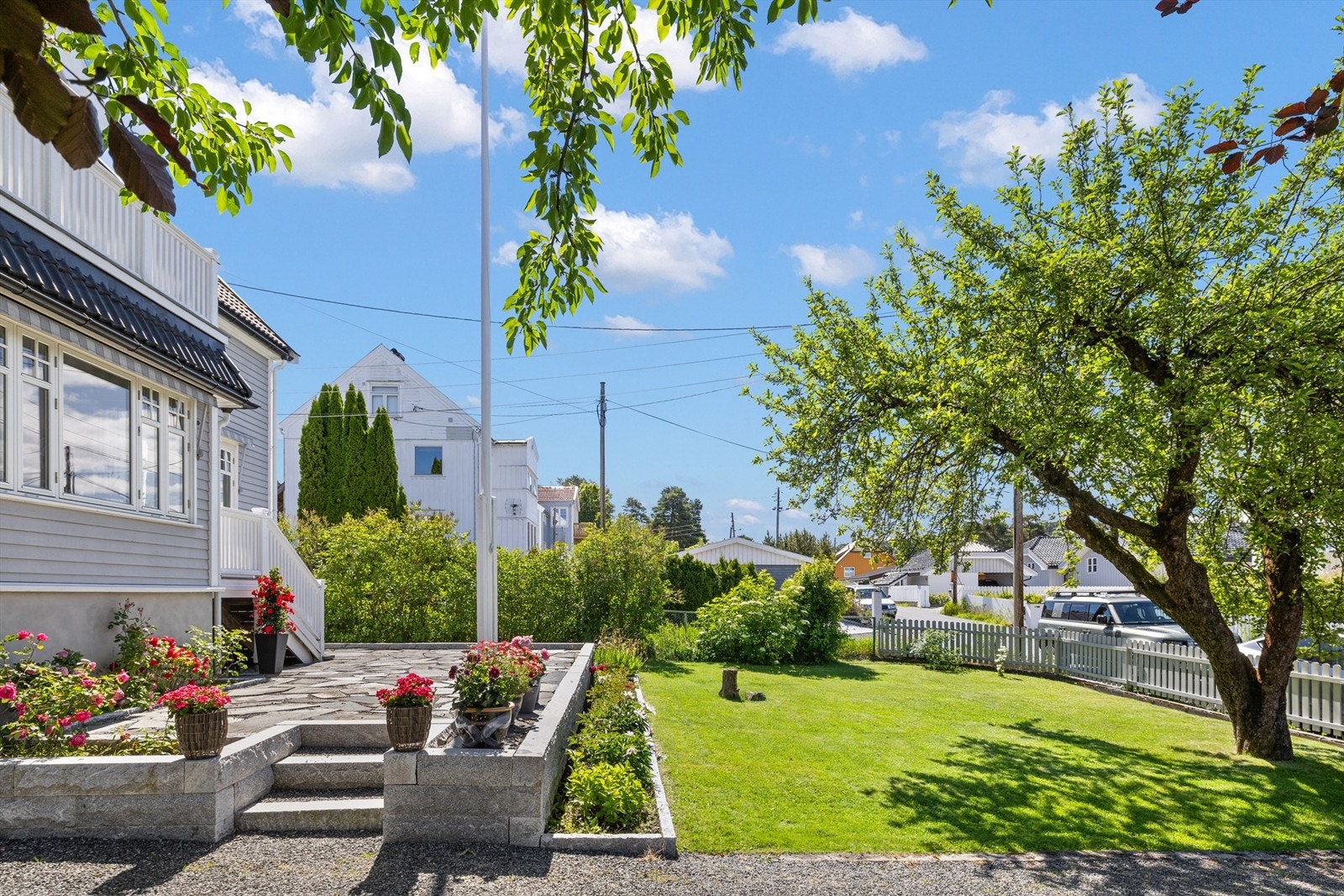 Fra stuen er det direkte utgang til en pen hellebelagt markterrasse på 47 m². Videre adkomst til den frodige hagen. Galleribilde