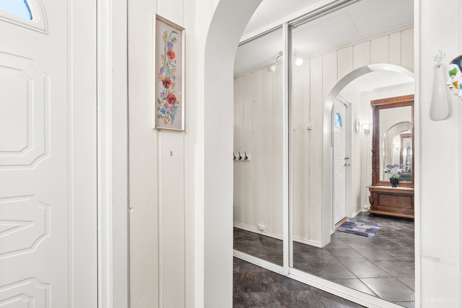 En romslig skyvedørsgarderobe i entréen gir gode oppbevaringsmuligheter for yttertøy. Galleribilde