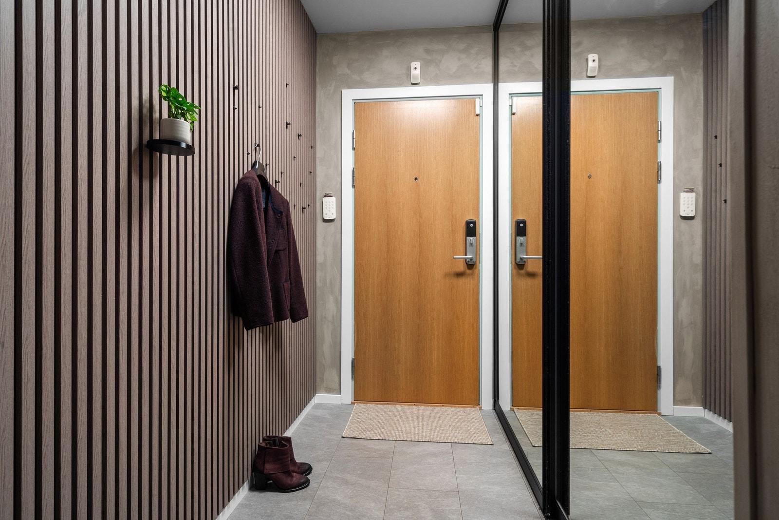 Romslig og oppgradert entré, med nyere laminatgulv fra 2017, vegger malt med kalkmaling i 2025, samt spilevegg og stort garderobeskap fra 2024. Galleribilde