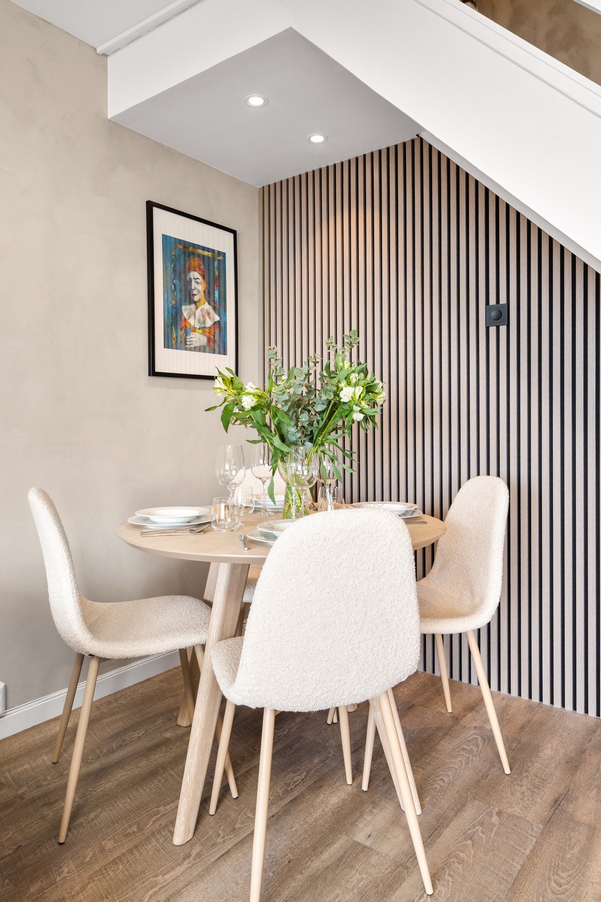 Selger har oppgradert med en hyggelig spisekrok som skaper en sosial og funksjonell sone i rommet. Galleribilde