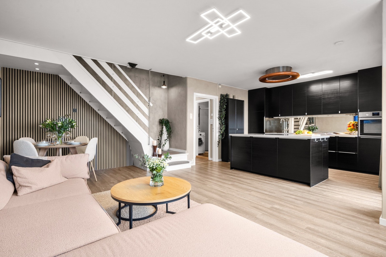 Selger har tidligere plassert TV-en fra taket og ned, en praktisk løsning som frigjør gulvplass og gir en ryddig helhet. Galleribilde