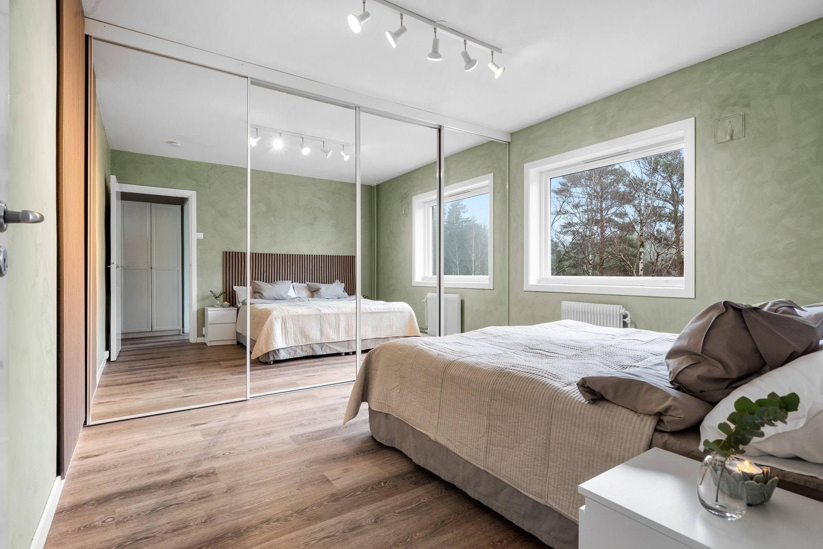 Hovedsoverommet har lekkert garderobeskap fra gulv til tak, og nye hyller ble montert i 2025. Vinduer på begge soverom ble også skiftet i 2025 i regi av borettslaget. Galleribilde