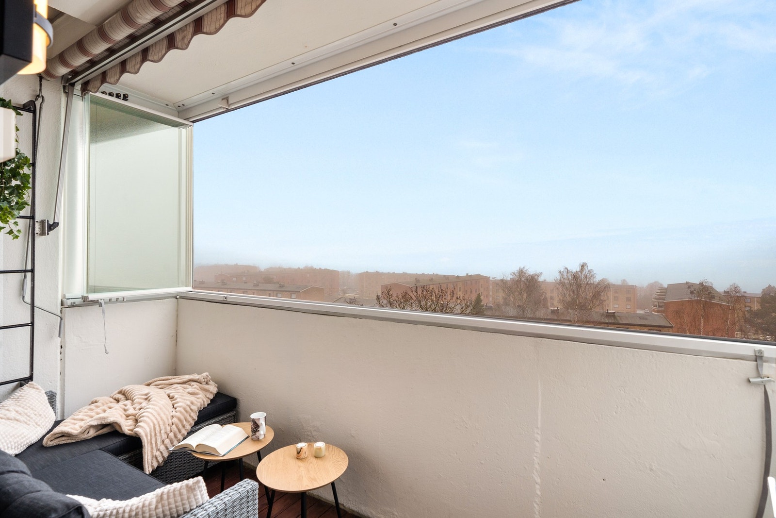 Den innglassede løsningen kan åpnes helt opp på varme sommerdager, eller lukkes for å gi en lun forlengelse av stue/ kjøkken. Galleribilde