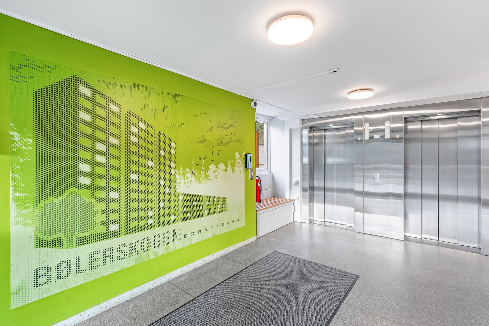 Leiligheten ligger godt plassert i 8.etasje, med heisadkomst til etasjeplanet. Galleribilde