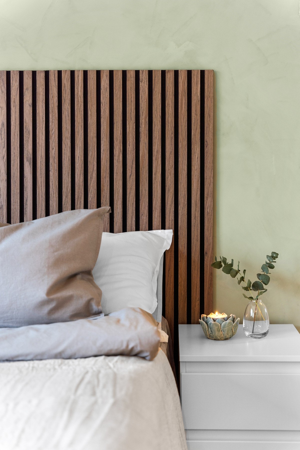 Spileveggen tilfører boligen et moderne og gjennomført uttrykk, og skaper en fin kontrast til de kalkmalte veggene og det gjennomgående gulvet fra 2025. Galleribilde