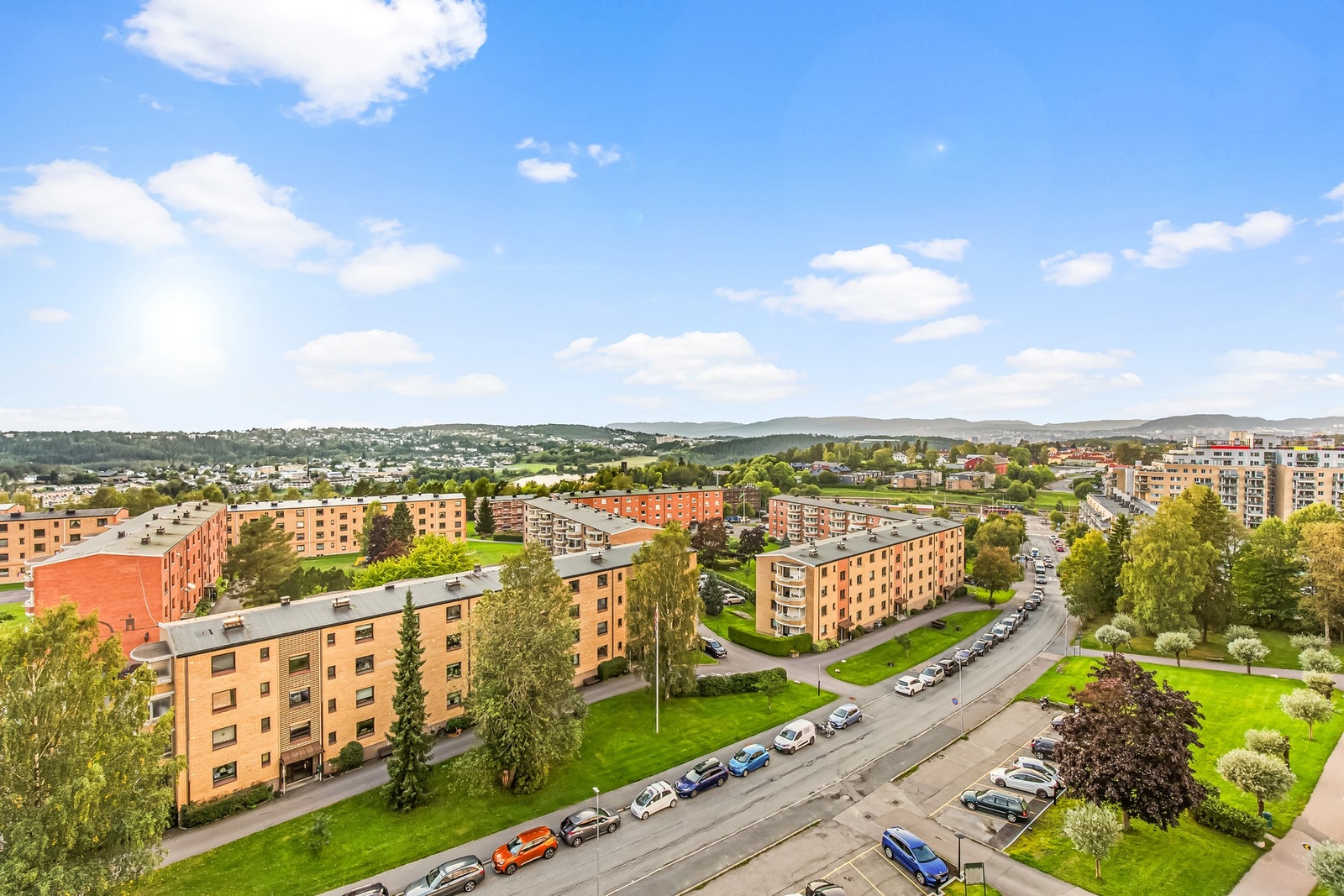 Leiligheten er en oppgradert og romslig 3-roms plassert i bygningens 8. og 7. etasje. Galleribilde