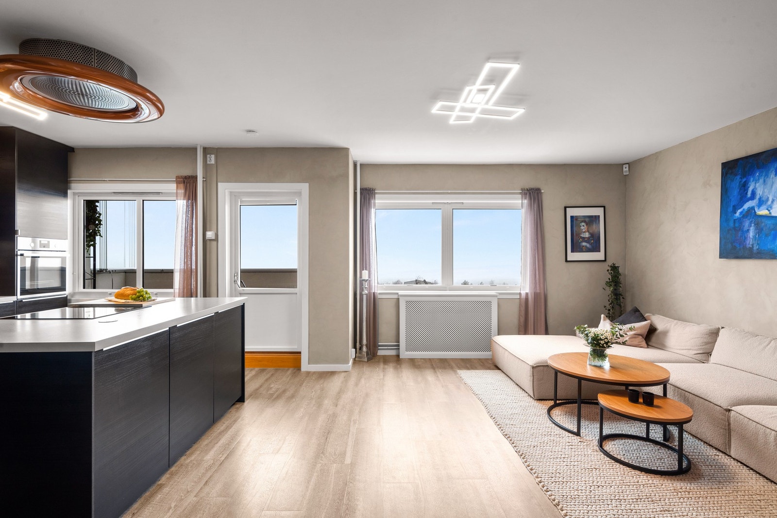 Her er det god plass til både sofagruppe og spisestue, med en luftig og fleksibel møbleringsløsning. Galleribilde