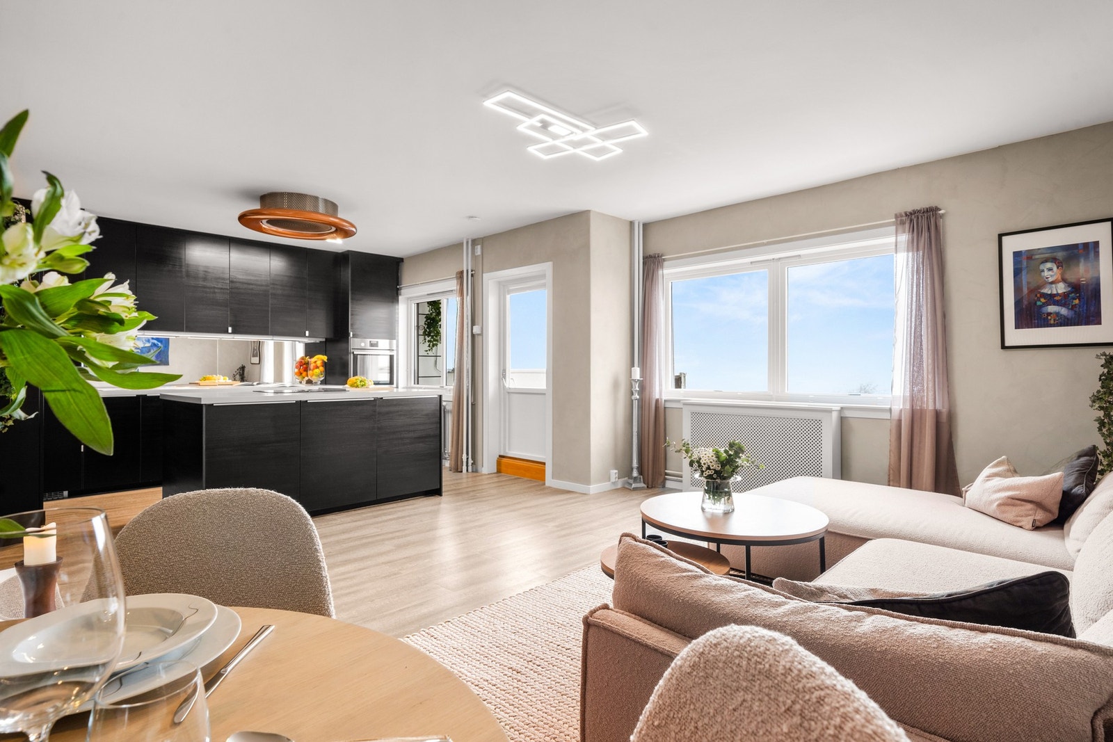 Stuen er lys og romslig med store vestvendte vindusflater som gir flott utsikt mot Bøler og Østensjøvannet. Galleribilde