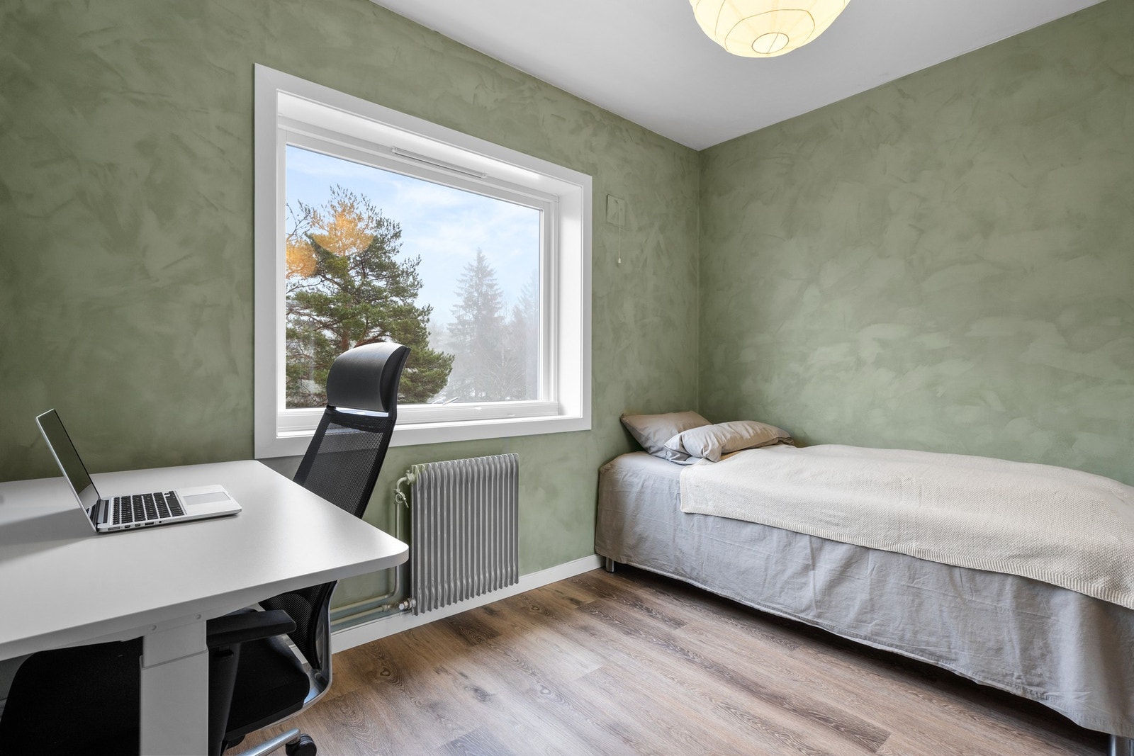 Soverom II egner seg godt som barnerom, gjesterom eller hjemmekontor, alt etter behov. Flere av rommene har også sealer over kalkmalingen for ekstra beskyttelse og slitestyrke. Galleribilde