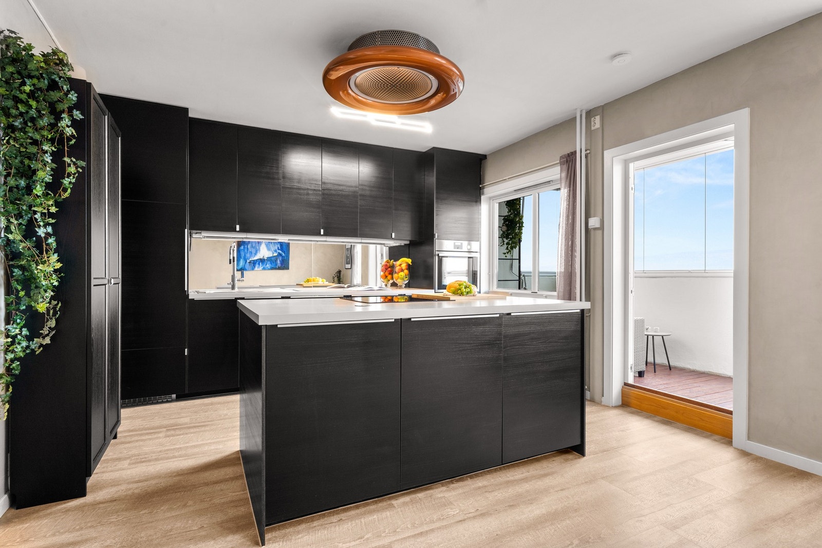 Moderne IKEA kjøkken fra 2016 med glatte fronter, laminat benkeplate og nedfelt kum i rustfritt stål. Galleribilde