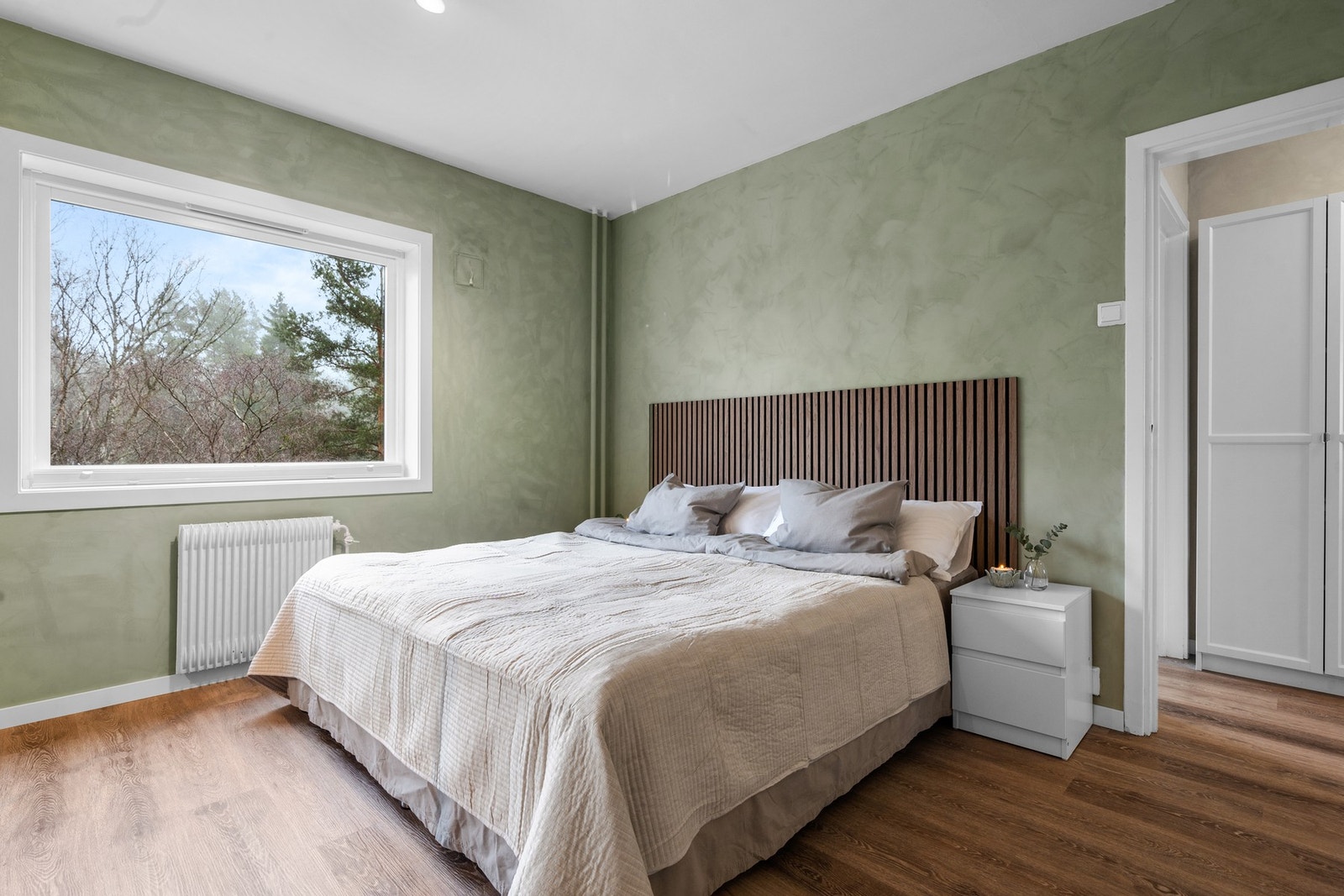 Leiligheten har to gode soverom, begge vendt mot øst, noe som gir behagelige og svalere rom på varme sommerdager. Galleribilde