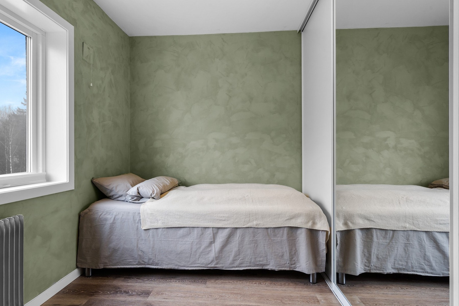 Her er det montert ny skyvedørsgarderobe i 2025. I tillegg disponeres en bod på 4 kvm i 7. etasje for ekstra oppbevaring. Galleribilde