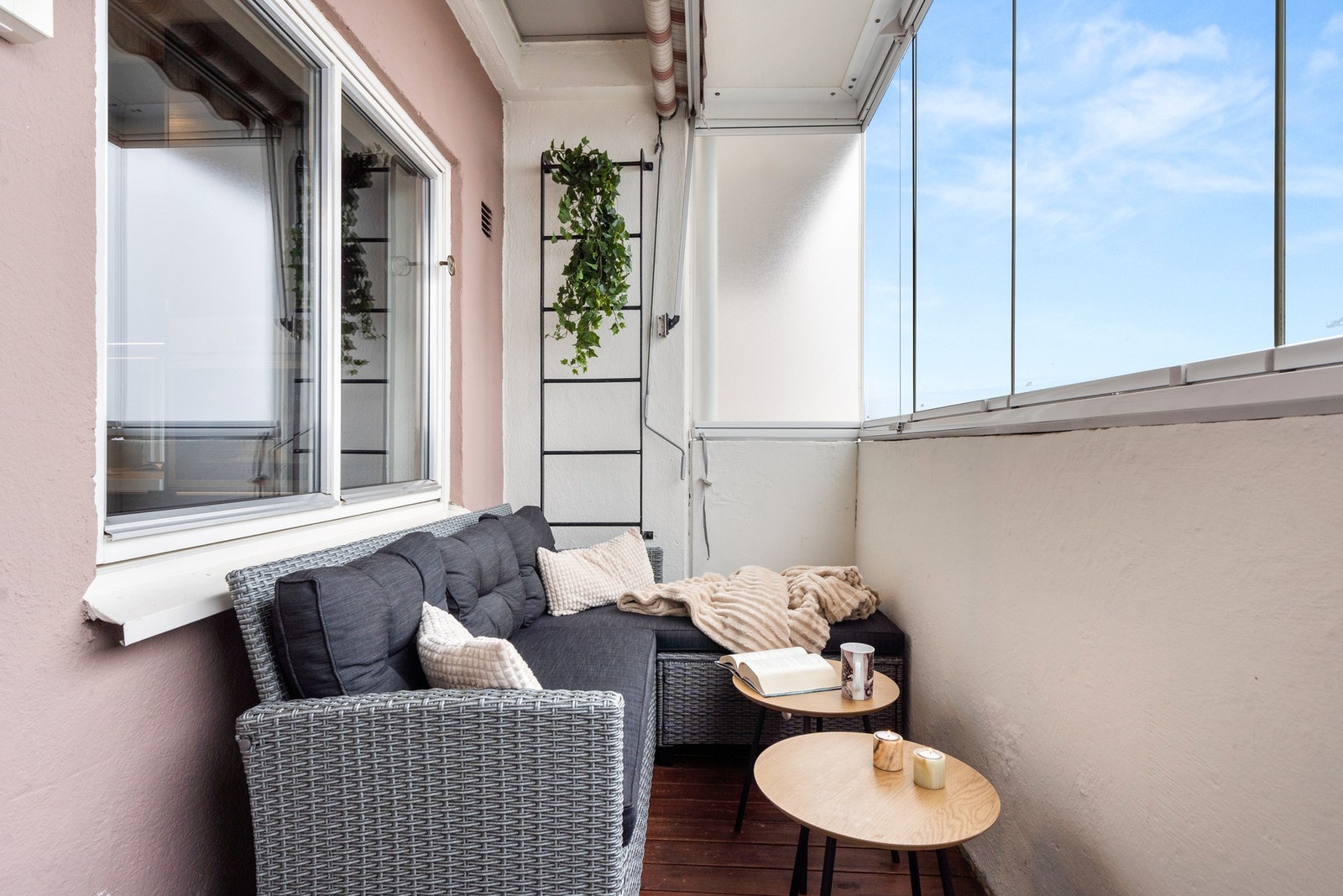 Utgang til en innglasset balkong på 5 kvm. Her er det plass til hyggelig sittegruppe og grill. Galleribilde