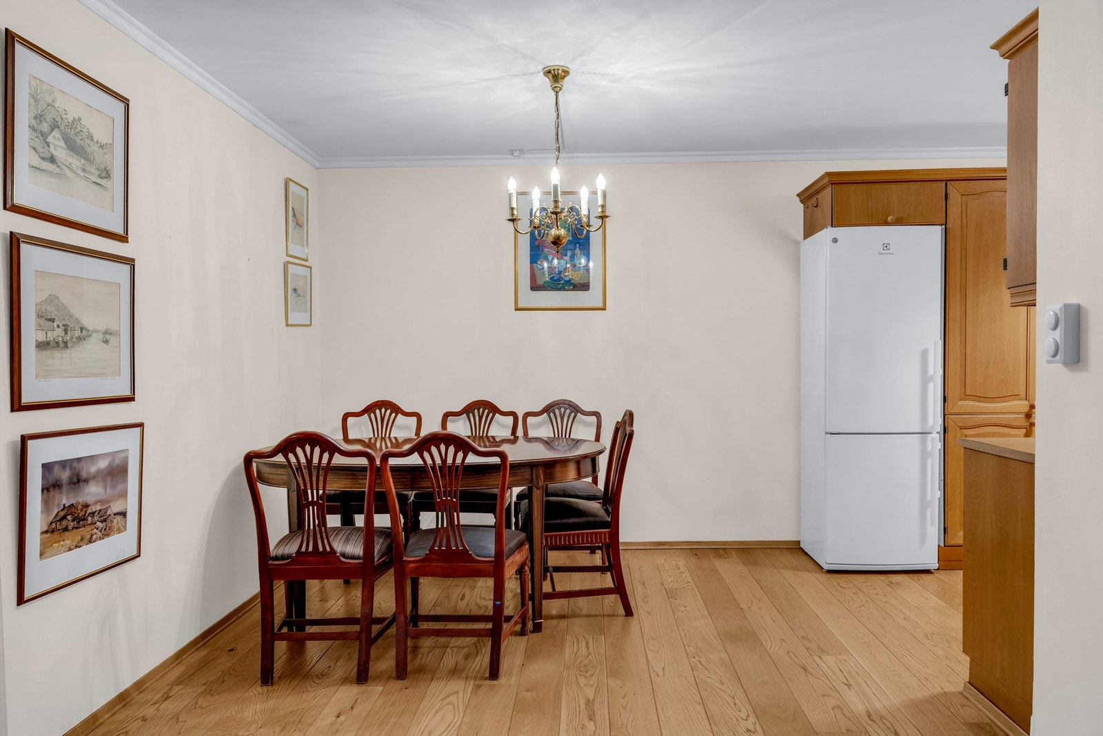 Det er god plass til spisestue i tilknytning til kjøkkenet. Galleribilde