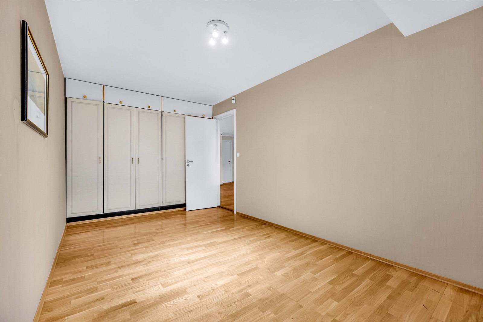 Godt med plassbygde garderobeskap på soverommet. Galleribilde