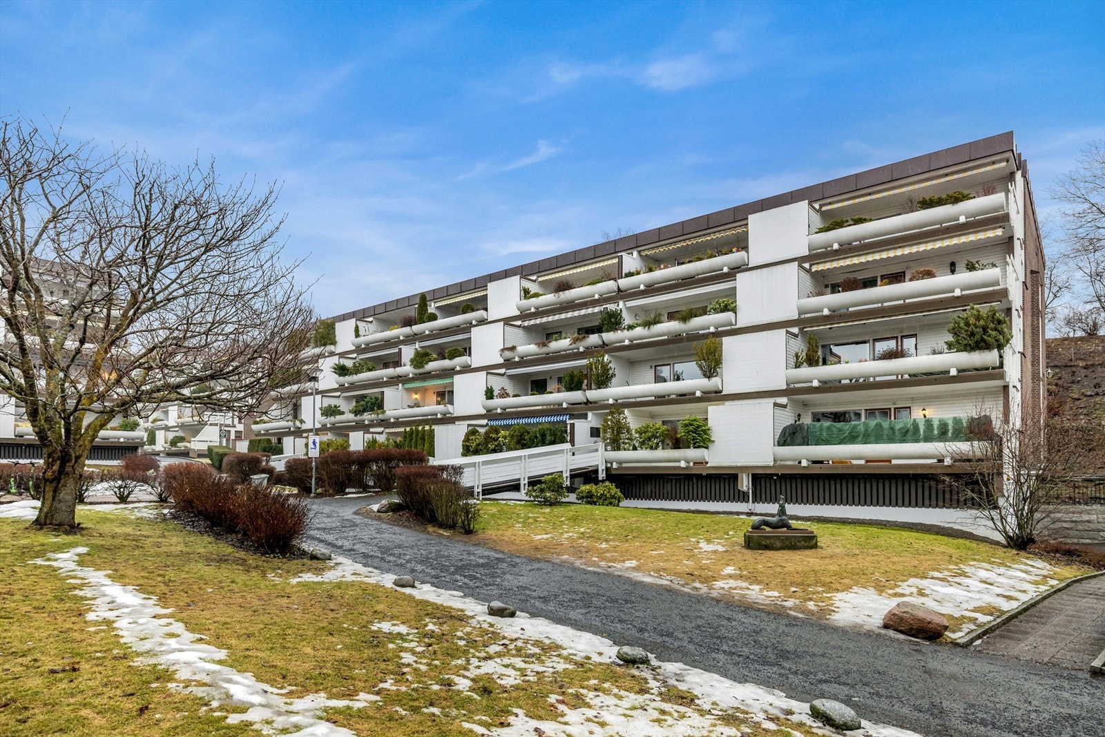 Sameiet er omkranset av pent opparbeidende fellesområder med lekeplasser og store plenarealer. Galleribilde