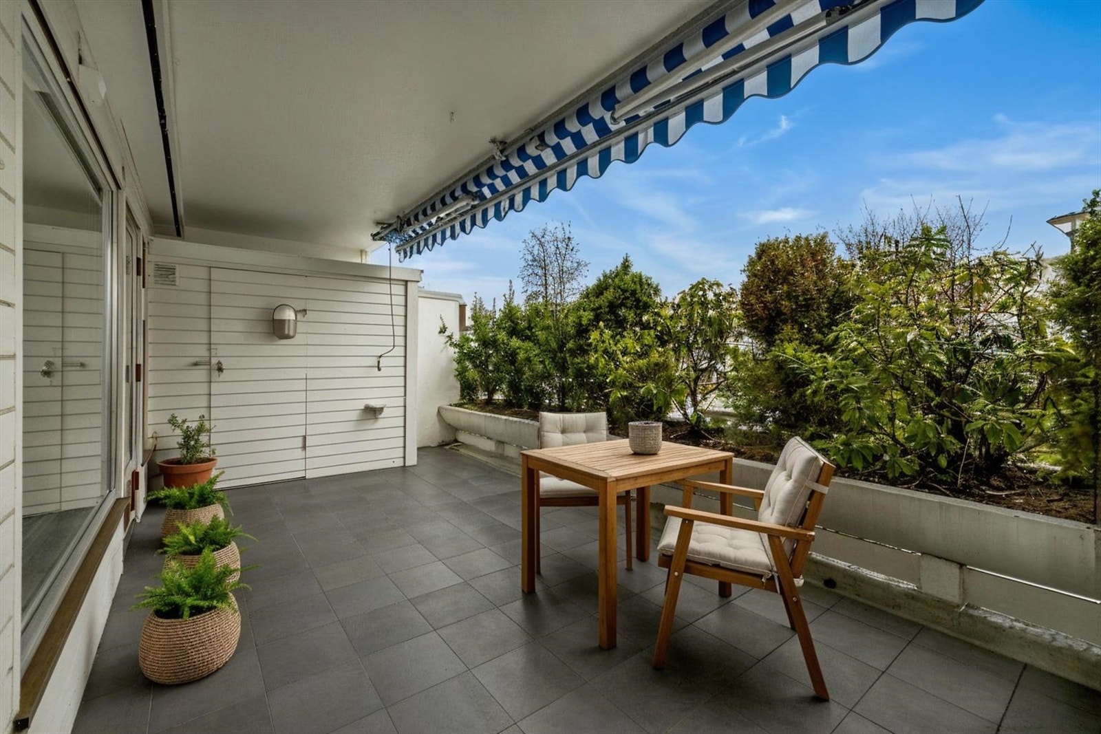 Romslig terrasseleilighet med peis, garasjeplass og heis i populært sameie. Galleribilde