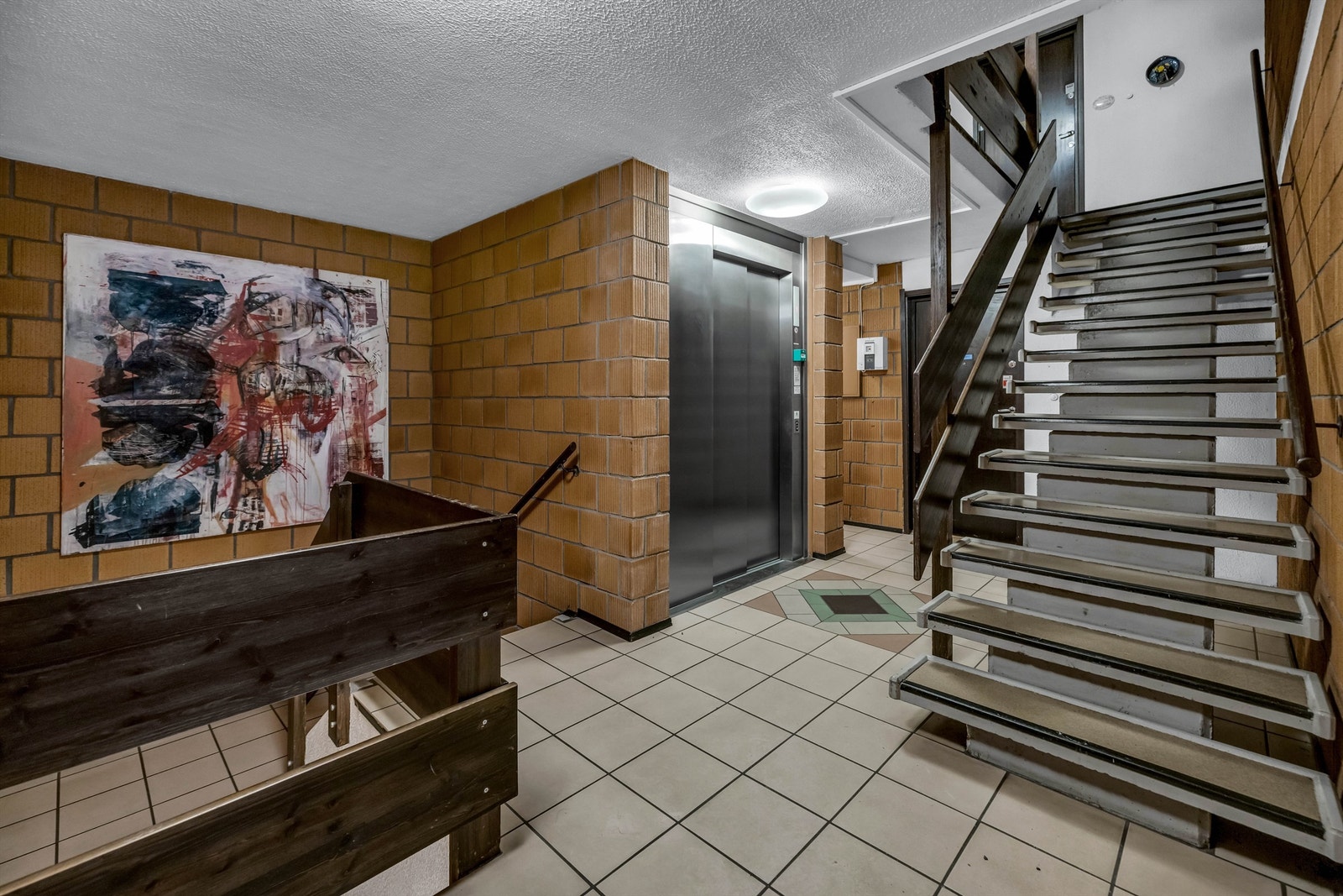 Det er trappefri adkomst til boligen via felles inngangsparti til underetasjen eller med heis fra garasjekjelleren. Velkommen inn! Galleribilde