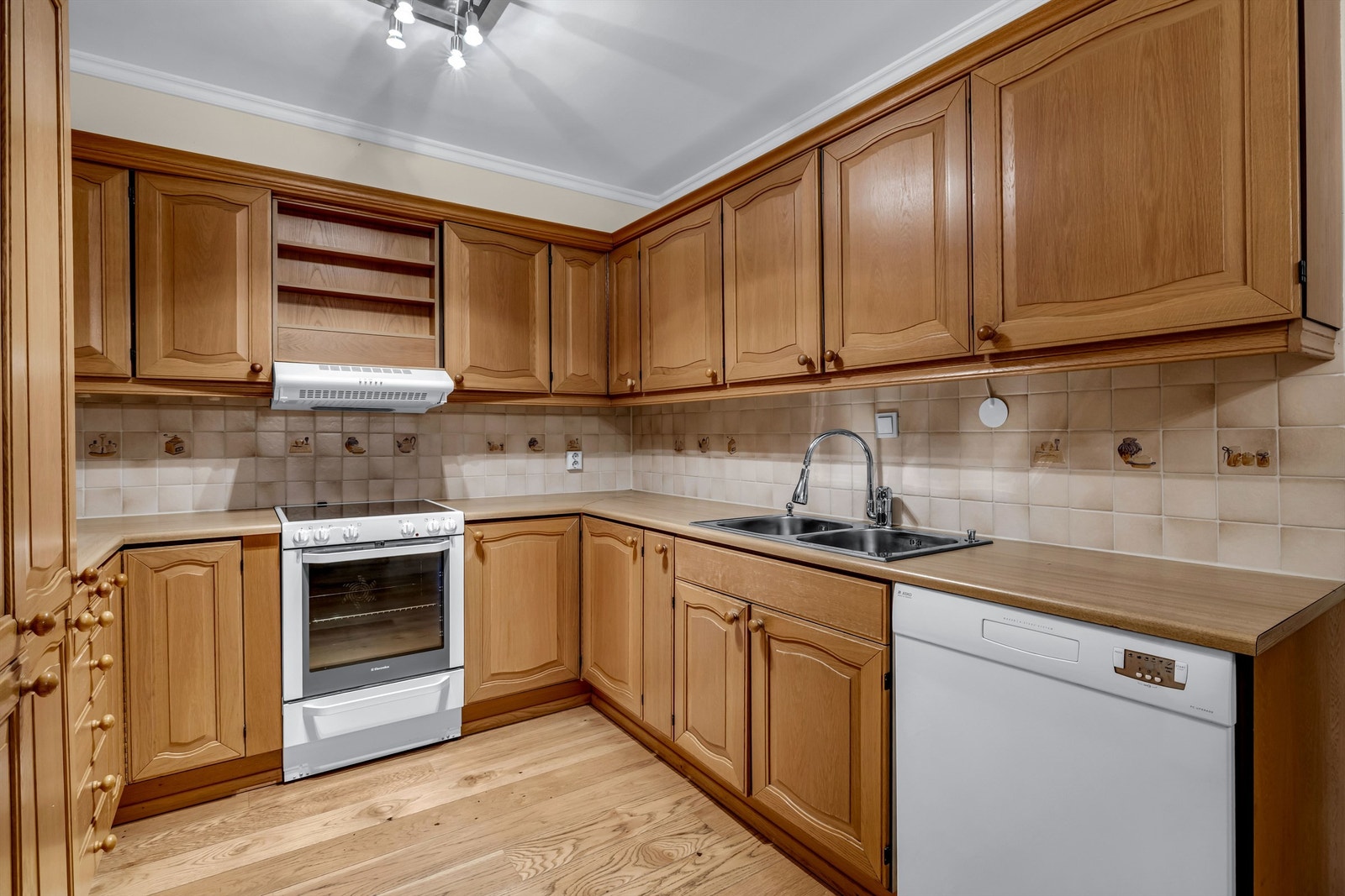 Kjøkkenet ligger i delvis åpen løsning mot stuen. Galleribilde