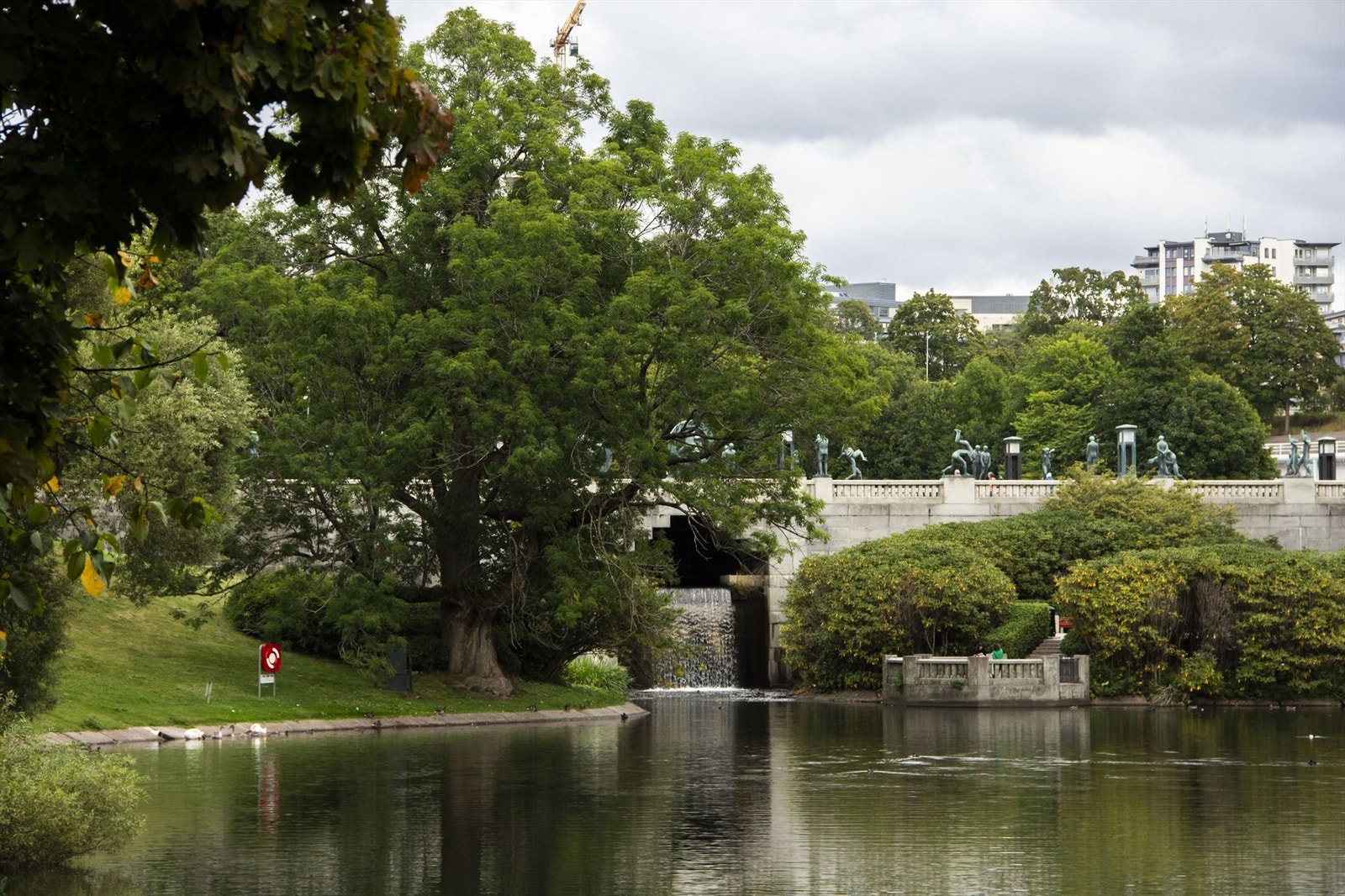 Fra eiendommen er det turstier direkte inn i Den Engelske Park som fører til Frognerparken. Galleribilde