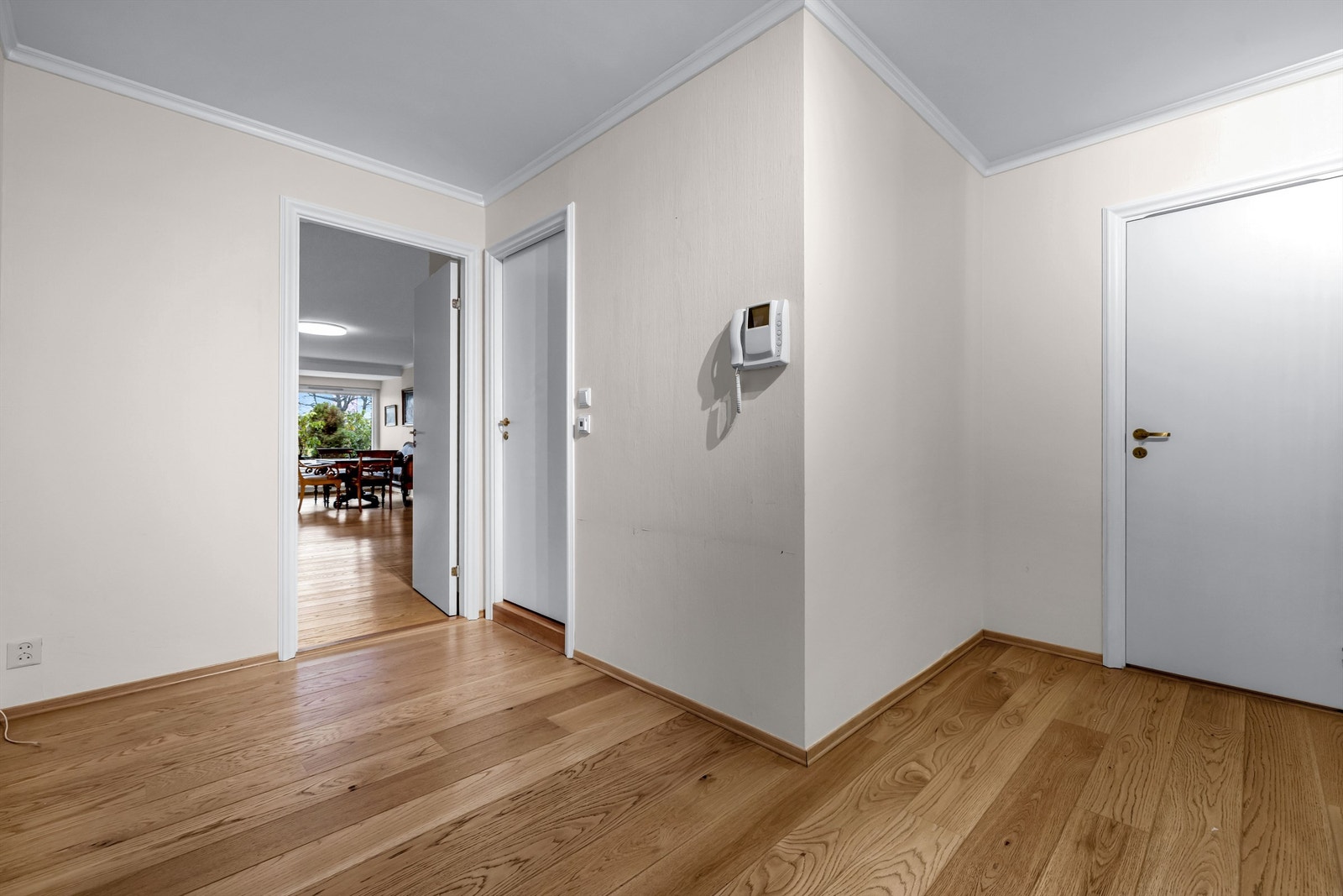 Romslig entré /hall som er med på å gi et godt førsteinntrykk av leiligheten. Galleribilde