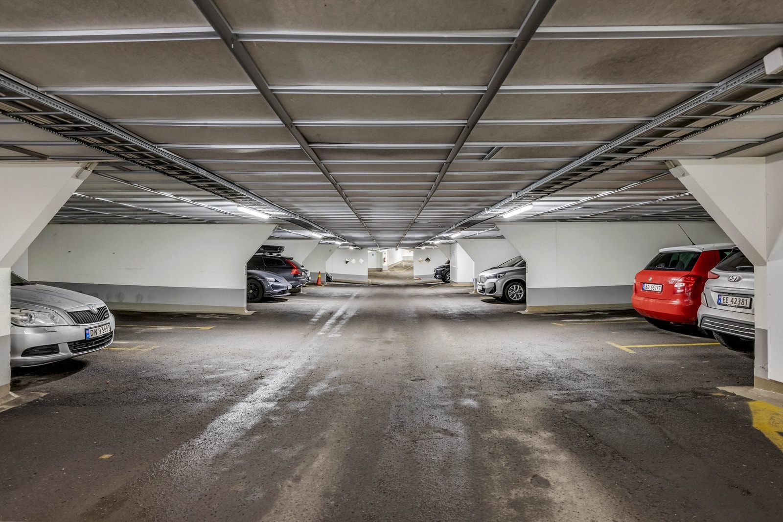 Leiligheten har parkeringsplass i underliggende garasjeanlegg med heisadkomst opp til leiligheten. Mulighet for å kople til ladeboks. Galleribilde