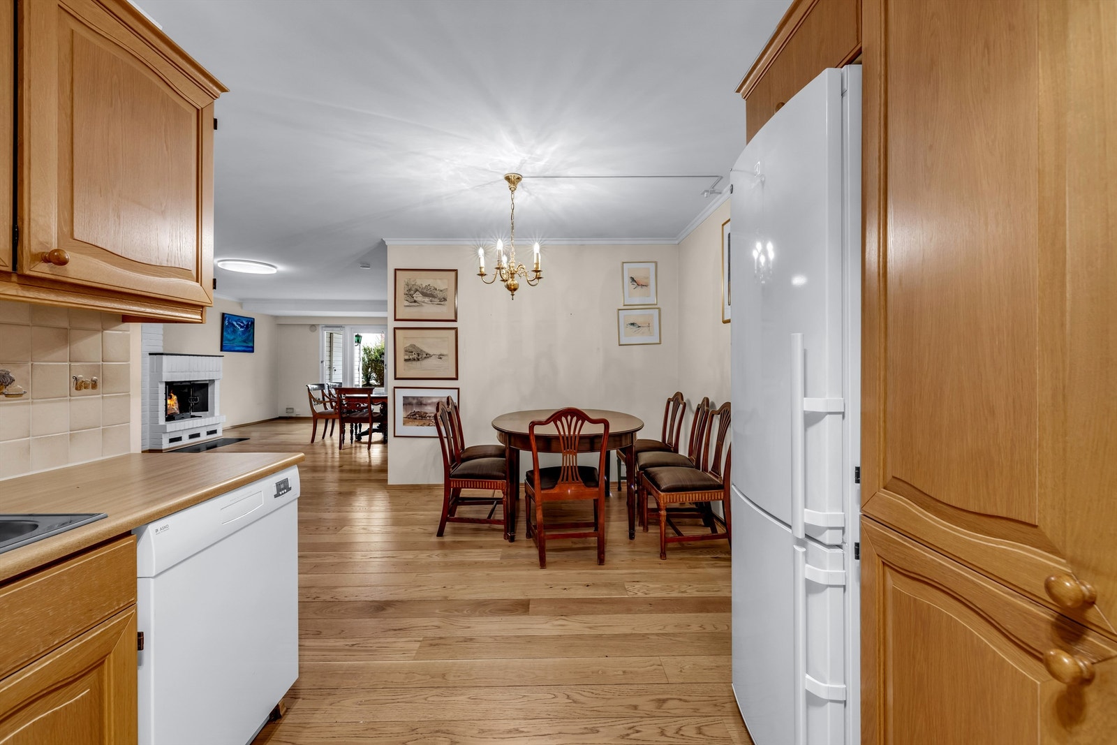 Stuen er av god størrelse, og kan enkelt innredes med ulike soner for både egentid og sosialt samvær. Galleribilde