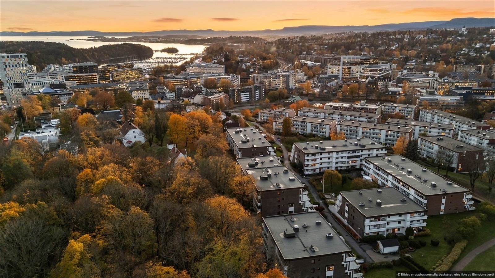Leiligheten har en attraktiv og etterspurt beliggenhet. Her bor du tilbaketrukket og rolig, men samtidig med kort gangavstand til alt Skøyen har å by på av butikker og offentlig kommunikasjon. Galleribilde