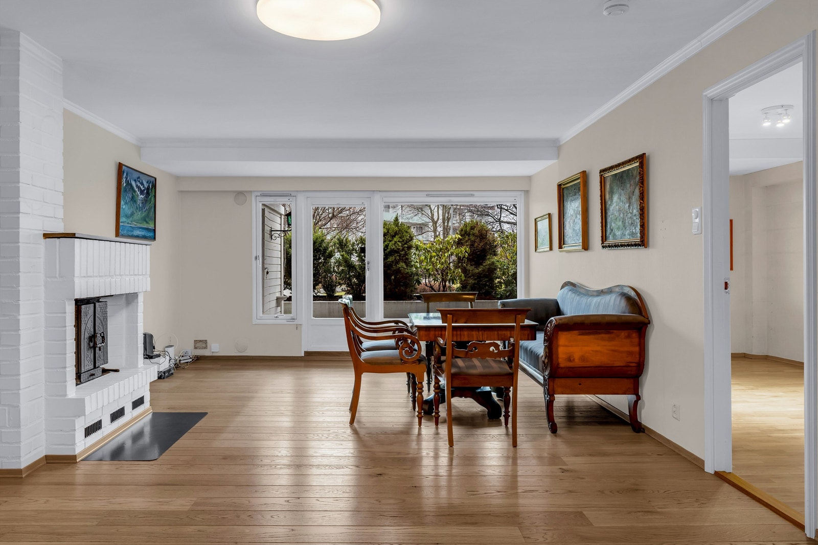 Leiligheten har gjennomgående behov for oppgraderinger, men her kan man skape en flott bolig hvor man kan bo og trives lenge! Galleribilde