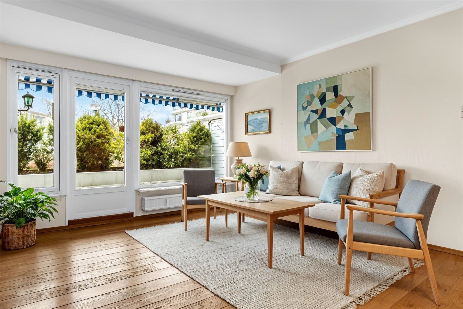 Stuen er romslig med lysmalte vegger og pene en-stavs parkettgulv. Digitalt stylet bilde. Galleribilde