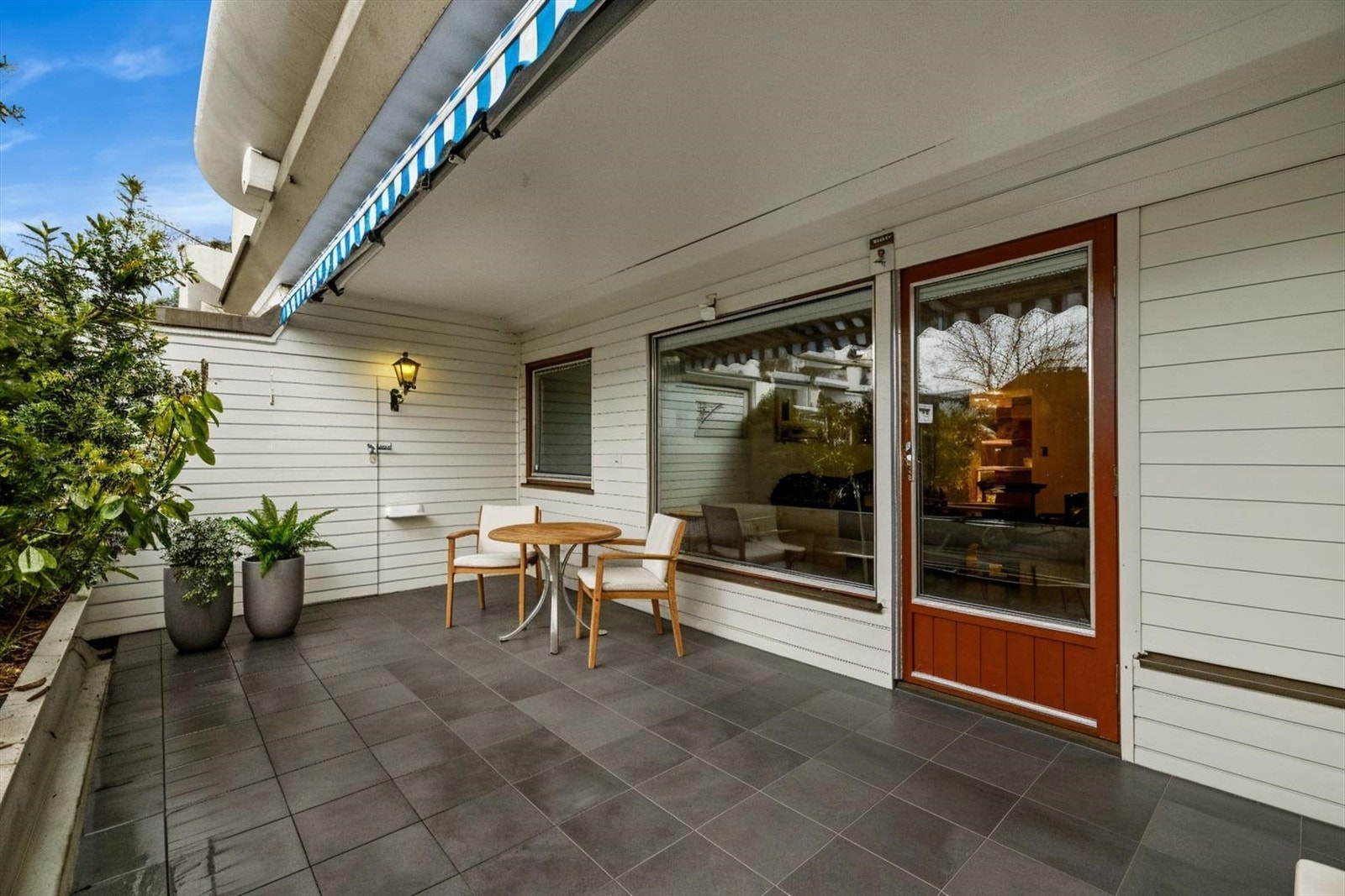 Terrassen er utstyrt med markise og utebelysning. Fasadene i sameiet er rehabilitert. Uteboder i begge ender av terrassen. Galleribilde