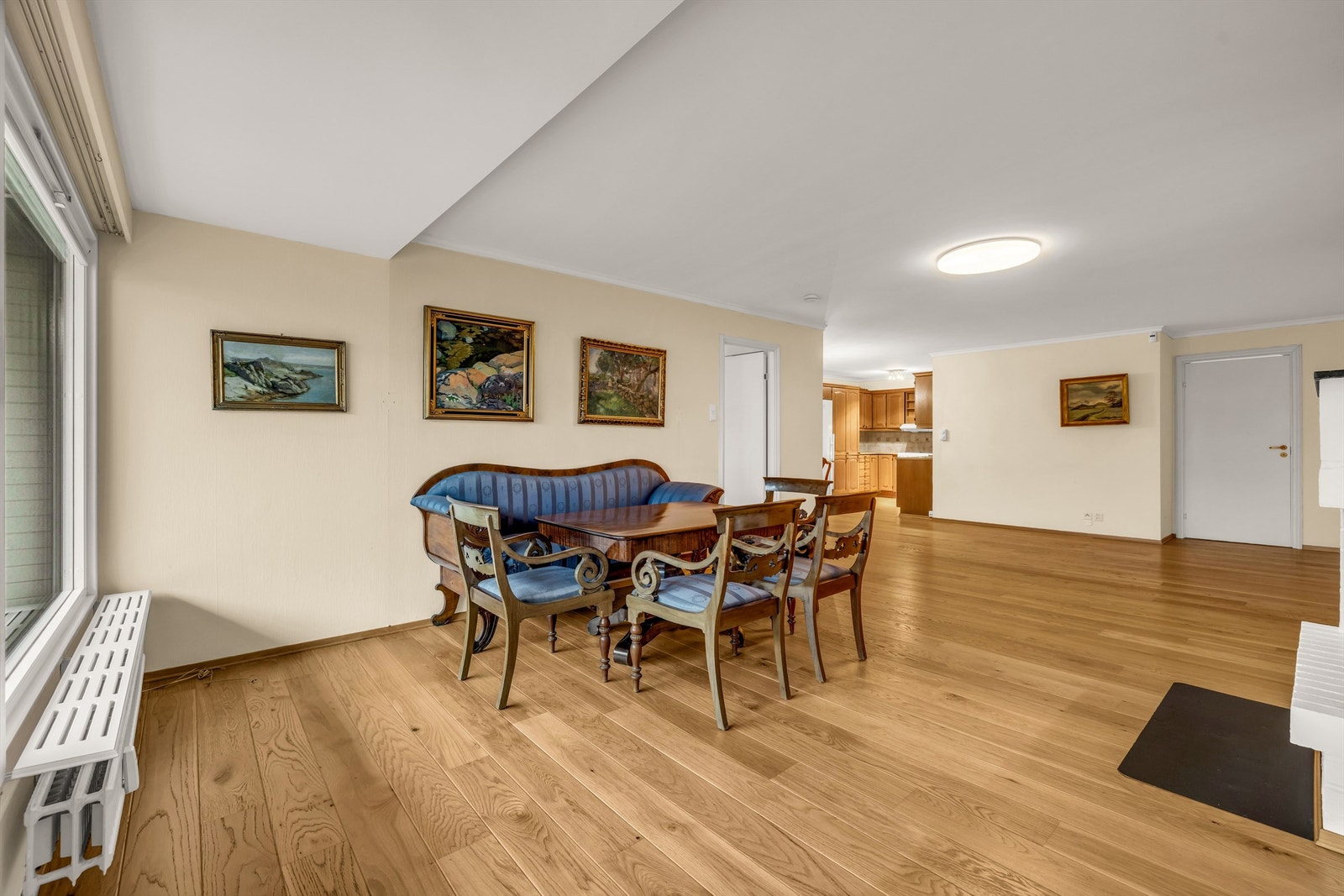 Det er lagt nyere en-stavs parkettgulv i stue og på kjøkken. Galleribilde