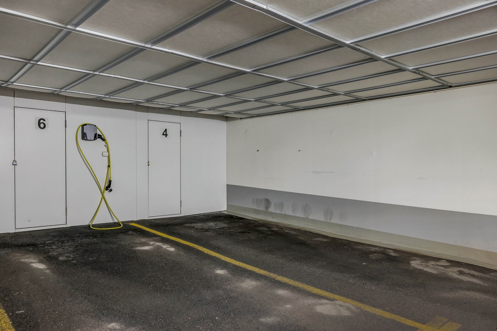 Seksjonen disponerer garasjeplass nummer 4. Rikelig med oppbevaring både i og utenfor leiligheten i hele 5 boder. Galleribilde