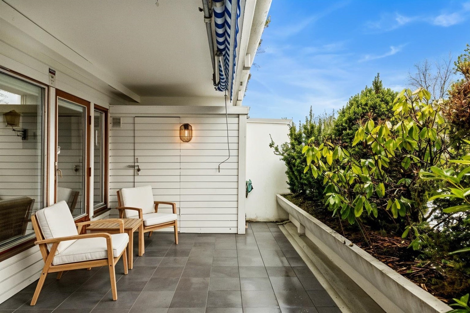 Stor terrasse på ca. 15 m2 med utgang fra stuen. Galleribilde