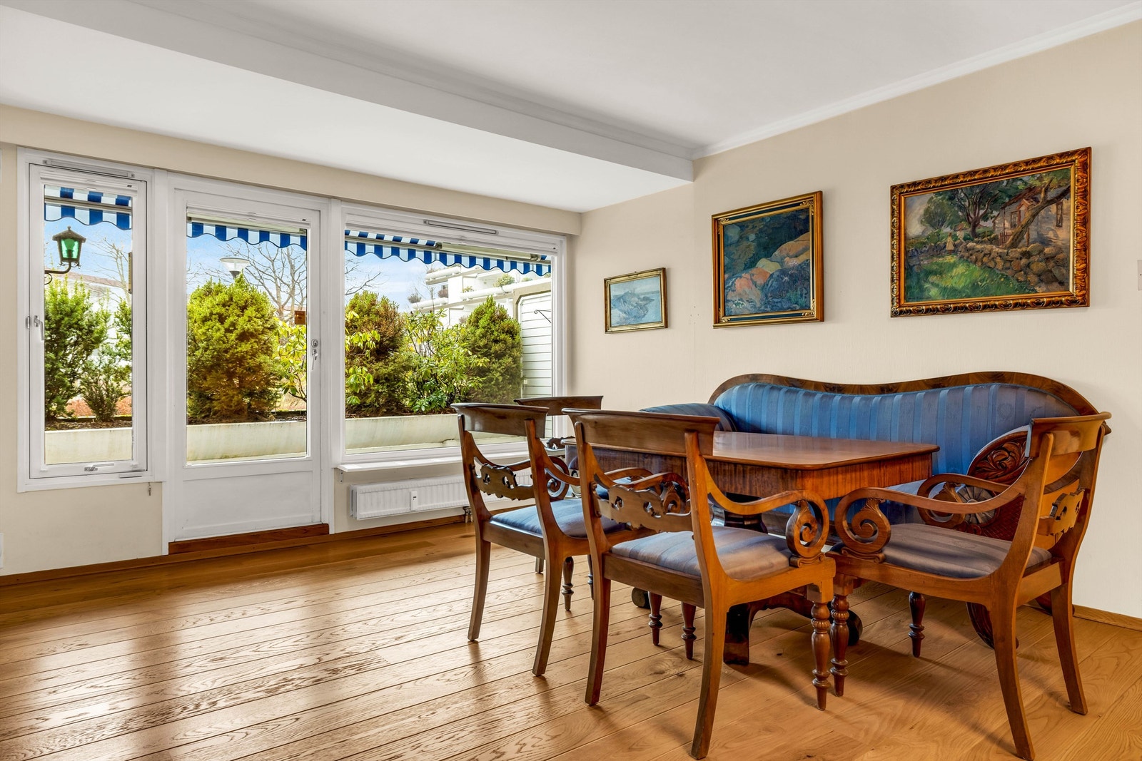 Fra stuen er det utgang til terrassen på ca. 15 kvm. Terrassen er av god størrelse, med plass til sittegruppe og bord mm., slik at terrassen kan fungere som et ekstra rom i den varme årstiden. Galleribilde