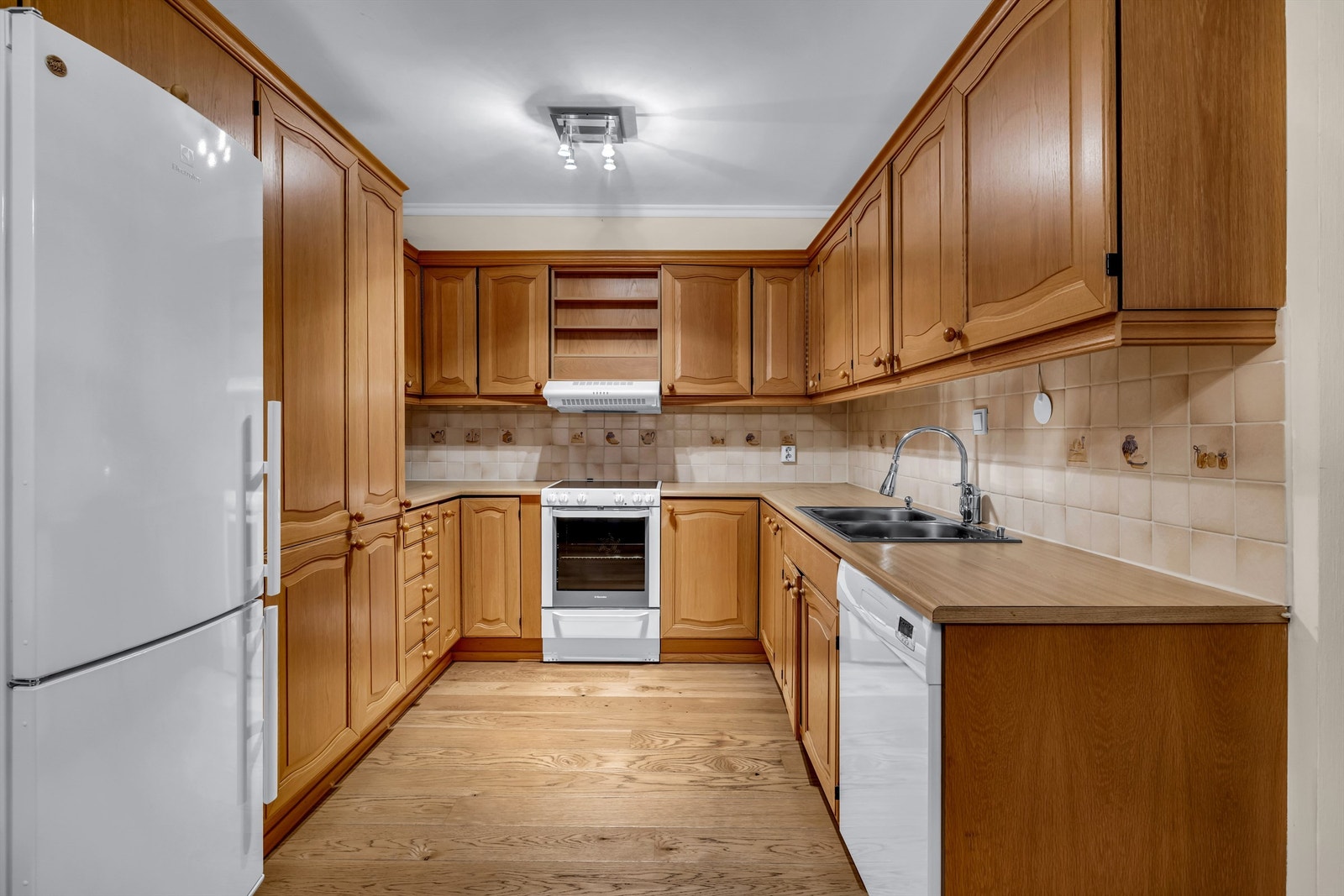 Innholdsrikt og velholdt kjøkken. Hvitevarer medfølger. Galleribilde