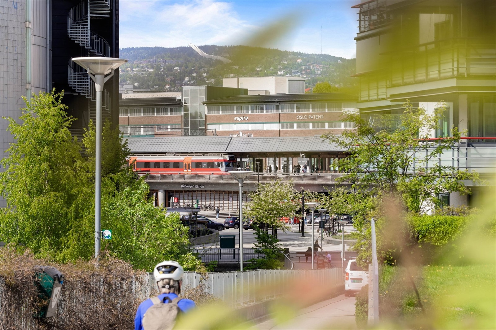 Sameiet har en rolig beliggenhet, men likevel kort vei til Skøyen stasjon, trikk og busser. Galleribilde