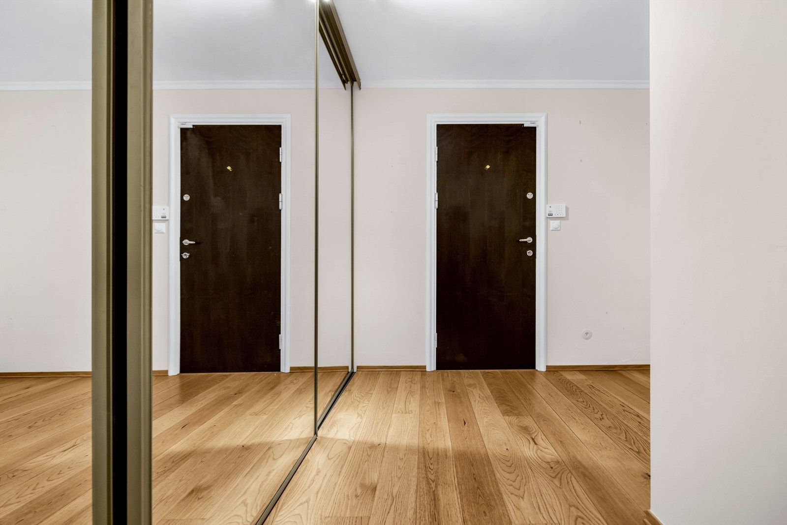 Romslig entre/hall med god plass for skooppbevaring og klesavheng i skyvedørsgarderobe med speilfronter. Galleribilde