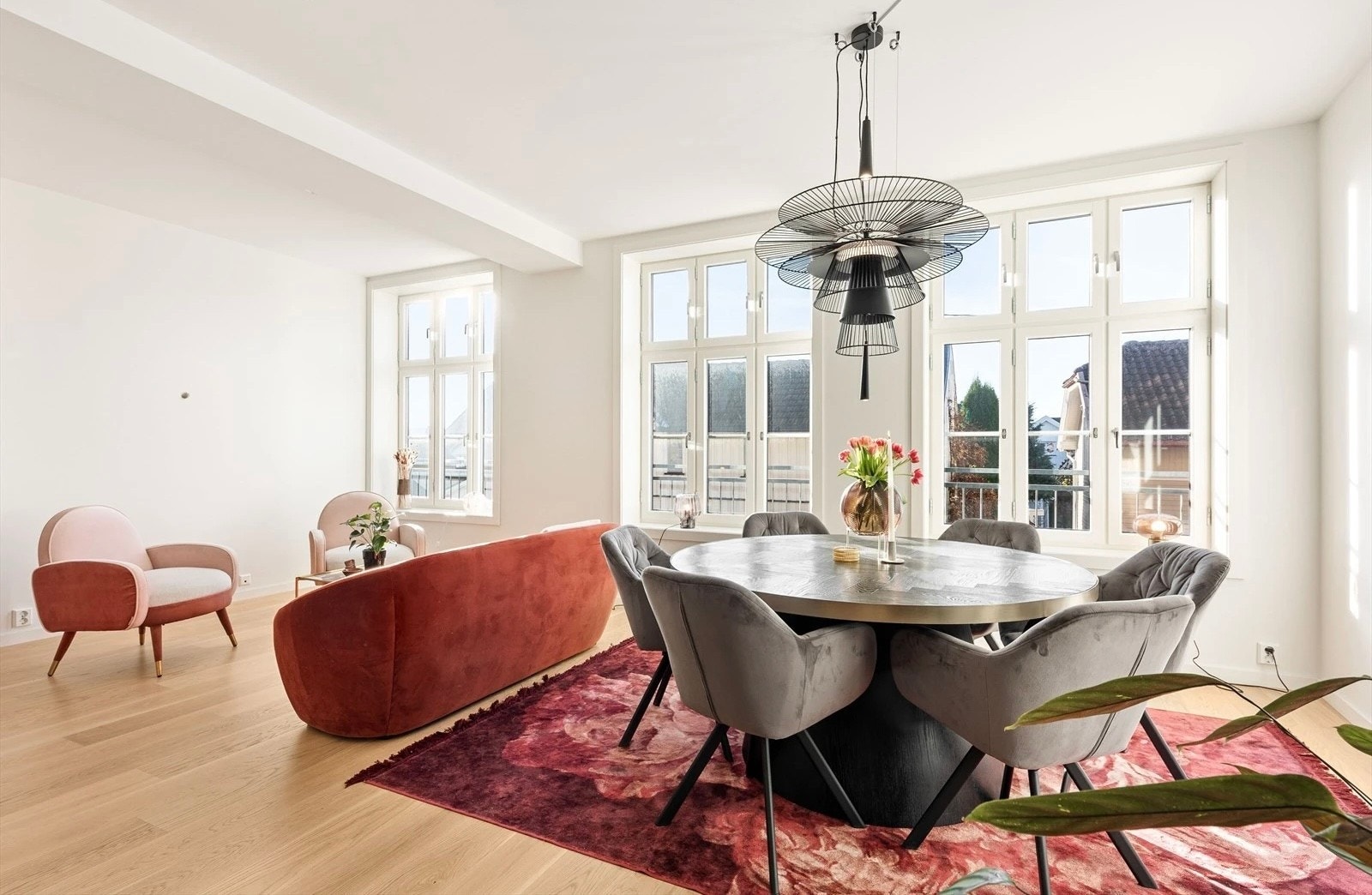 Store vindusflater som slipper inn mye lys Galleribilde