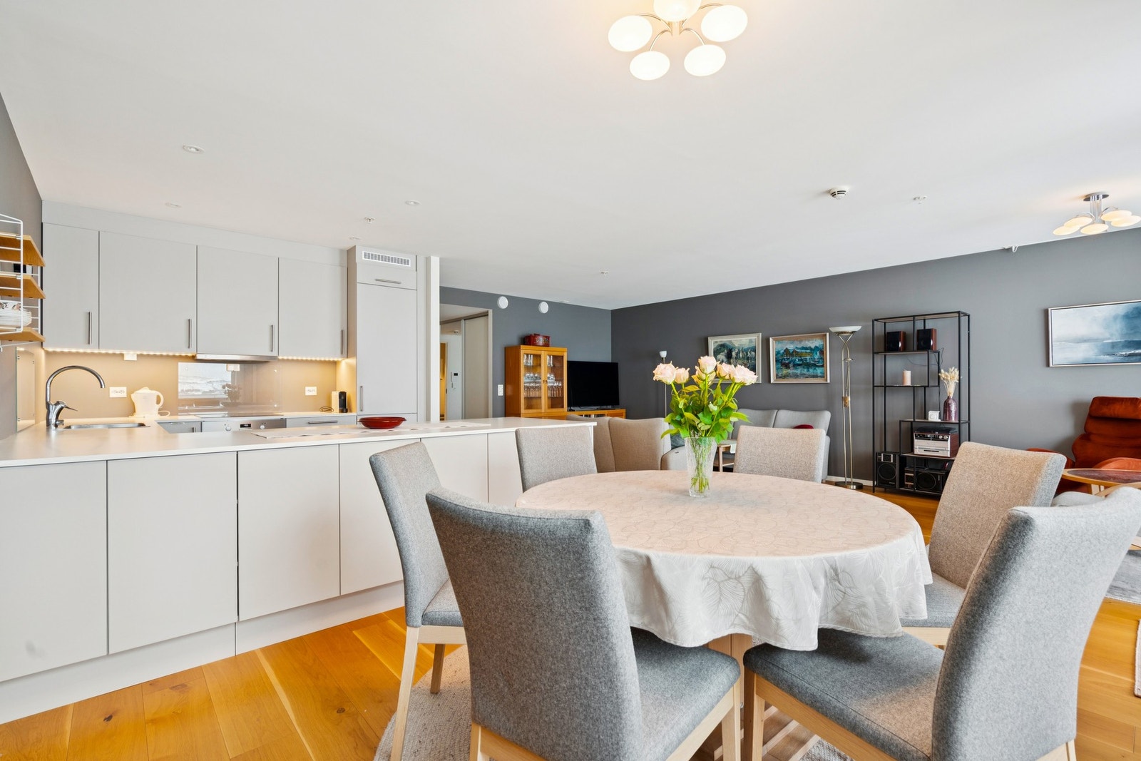 Kjøkkenet har en sosial utforming som gjør det til et naturlig samlingspunkt i leiligheten. Galleribilde