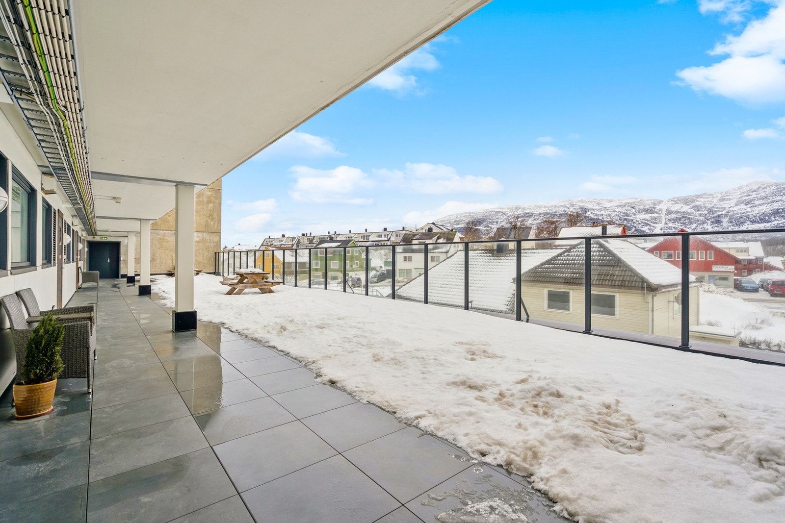 Fra fellesarealene er det også utsikt over nærområdet og fjellene. Galleribilde