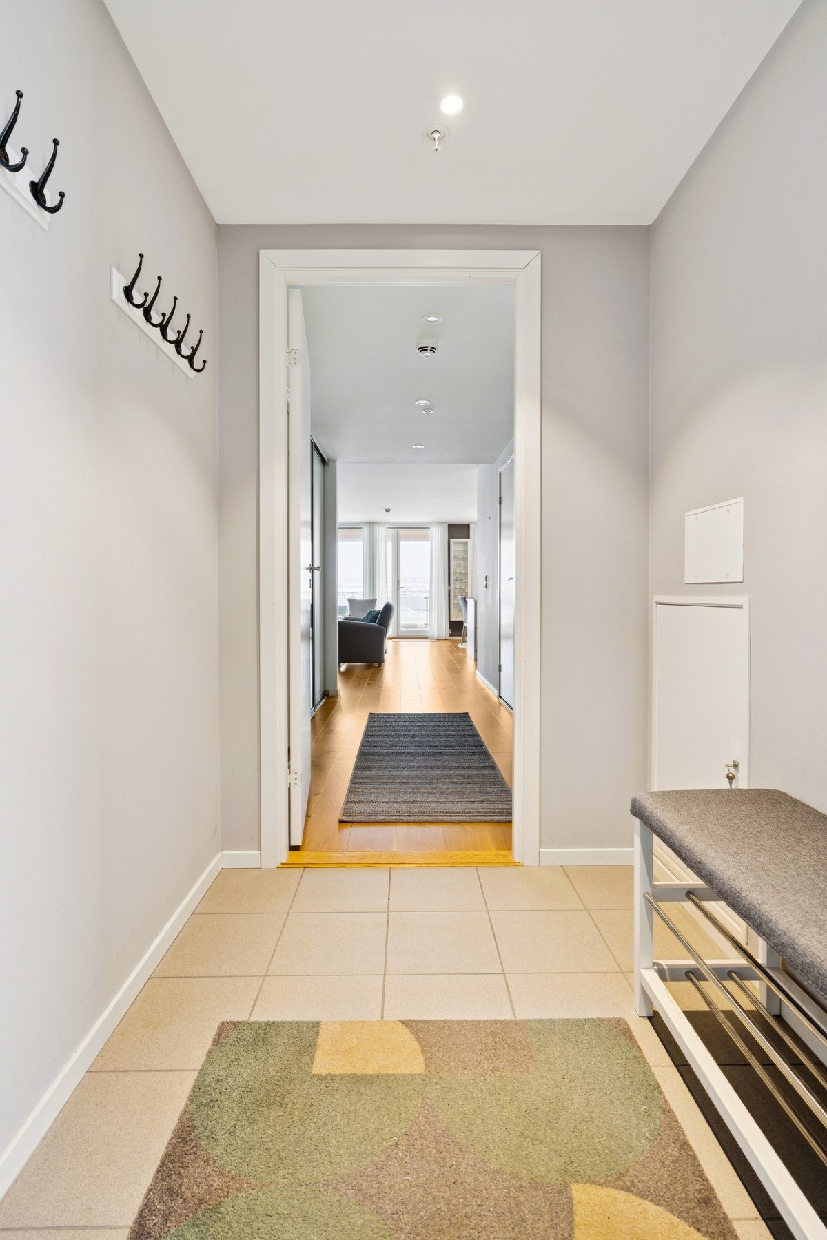 Velkommen inn i en lys entré med flislagt gulv og plass til yttertøy. Galleribilde