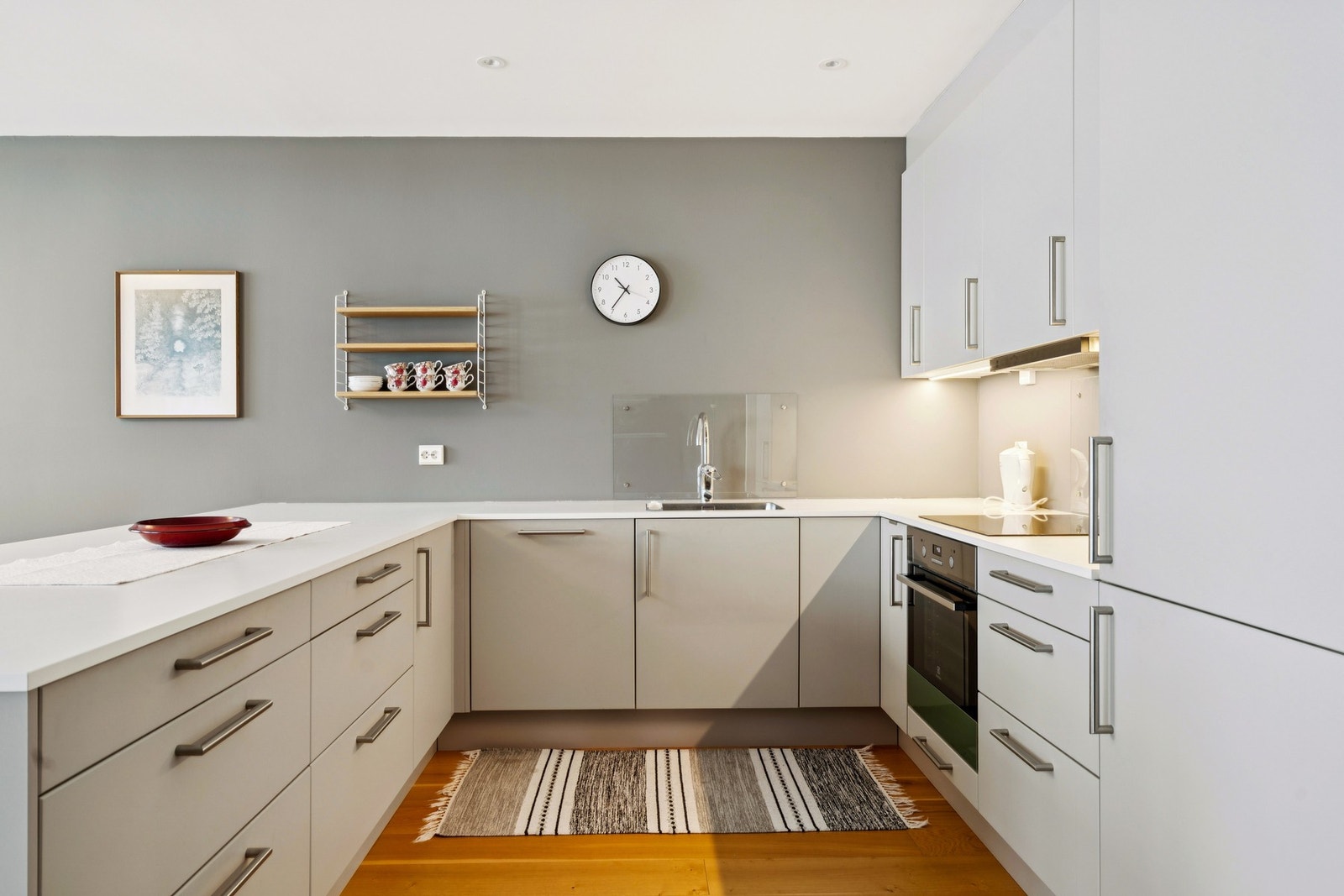 Kjøkkenet er utstyrt med integrert kjøl/fryseskap, komfyr, platetopp og oppvaskmaskin. Galleribilde